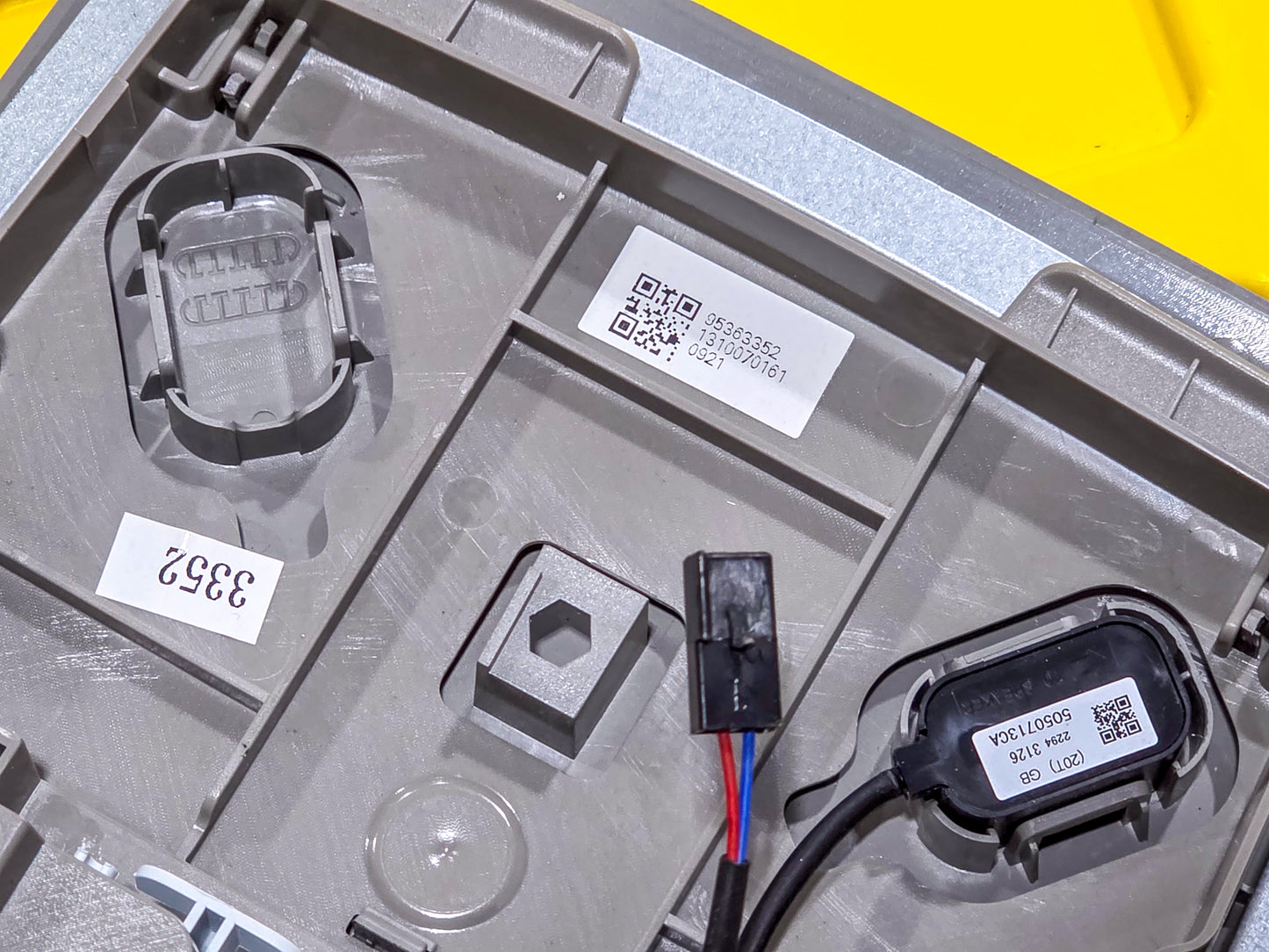 2014-2016 Buick Encore Front Map Lamp Dome Light 95363352