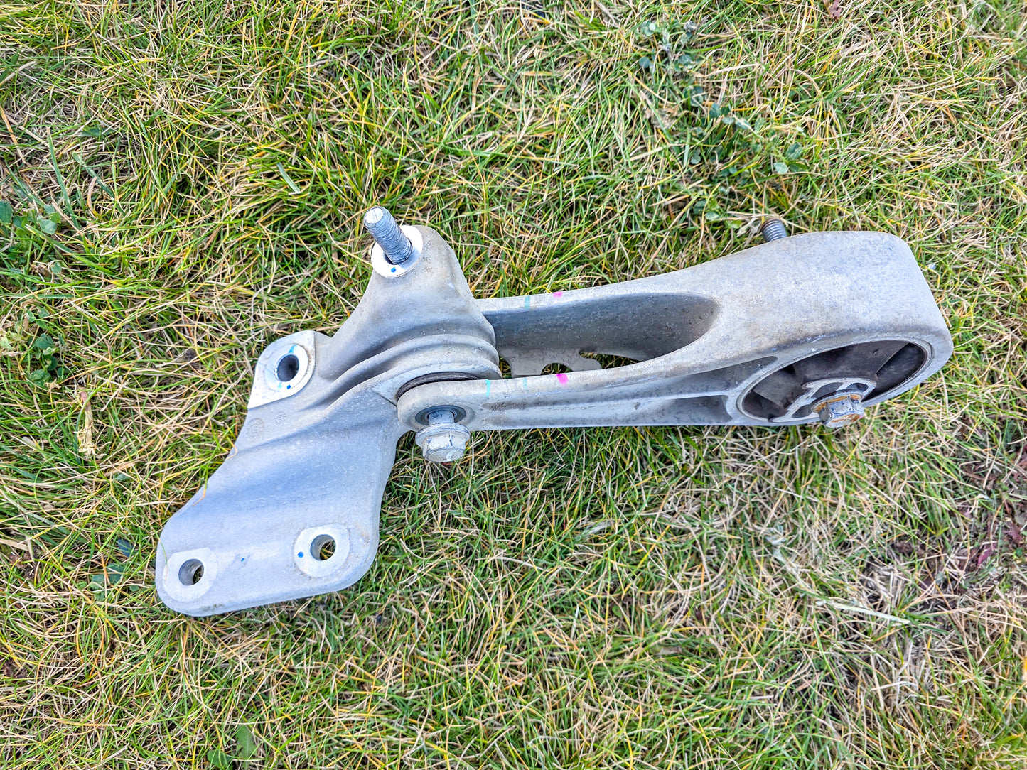 2018-2025 GMC Terrain Transmission Lower Bracket Mount OEM 84146943