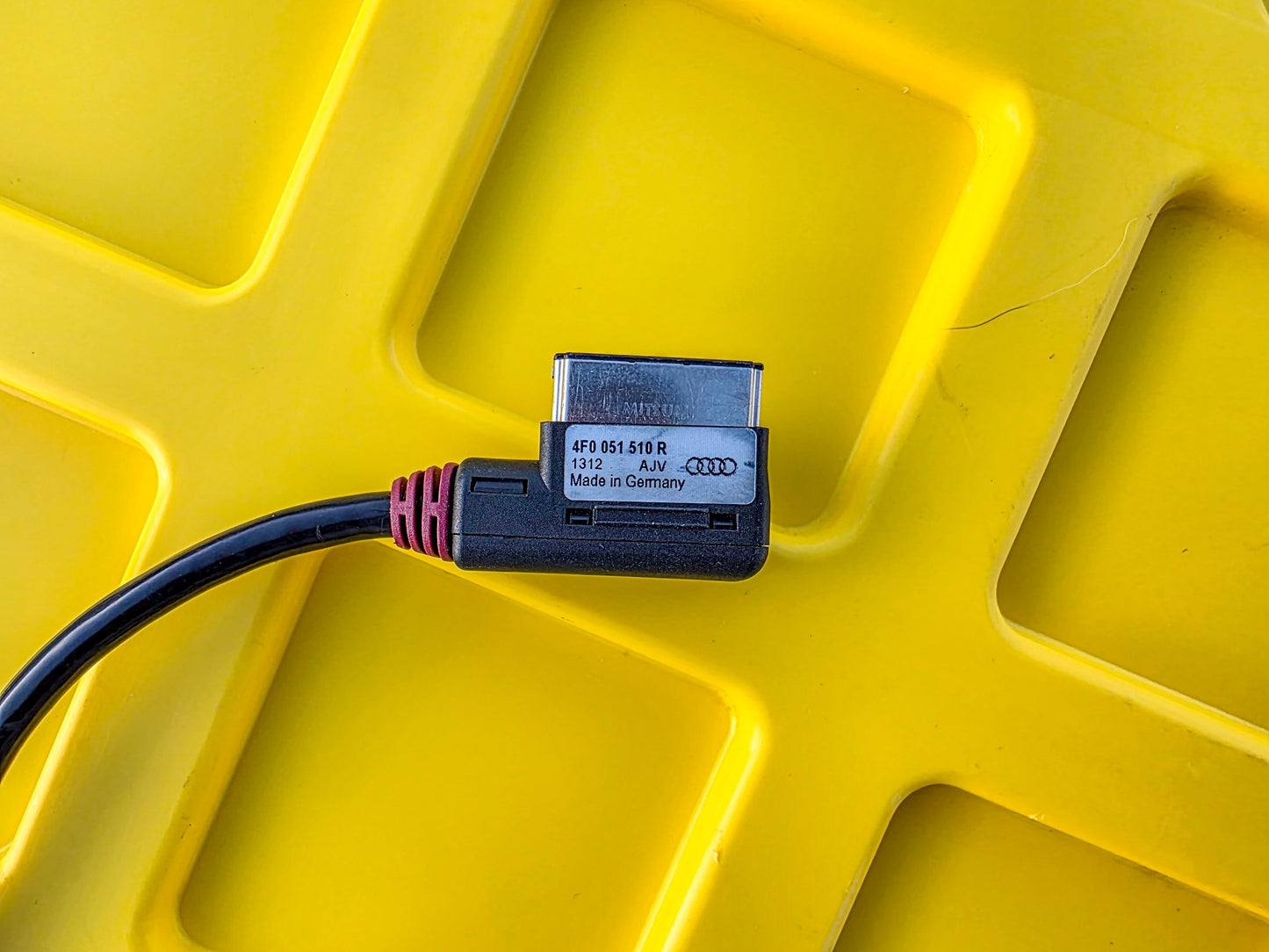 Genuine Audi A5 4F0051510R iPod iPhone 4 4S AMI Cable with authentication chip