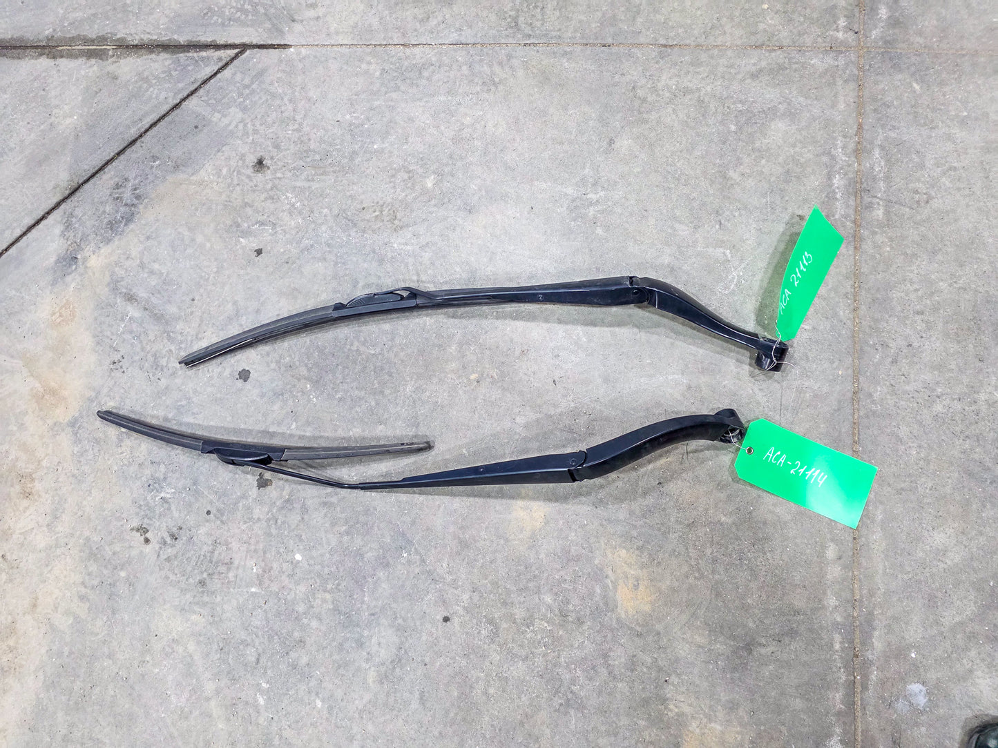 2017-2025 GMC Acadia Passenger and Driver Side Wiper Blade Set 84586337, 84580859 - view 3