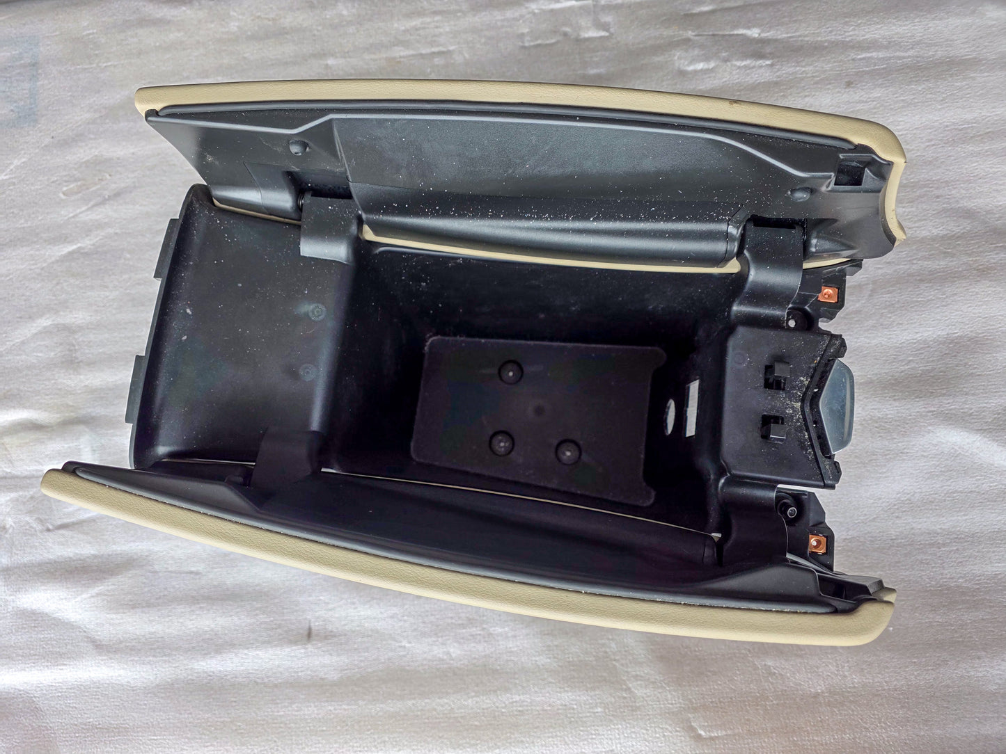 2017-2020 Buick Envision Front Center Console Arm Rest Storage Panel 1313751, 545238347