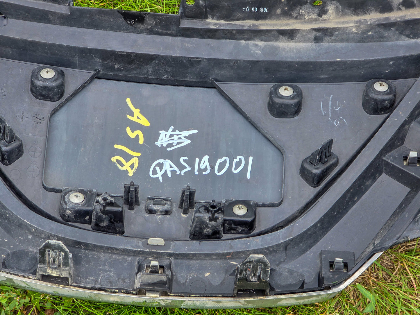 2014-2021 Nissan Qashqai Front Bumper Grille w/ Front View Camera OEM