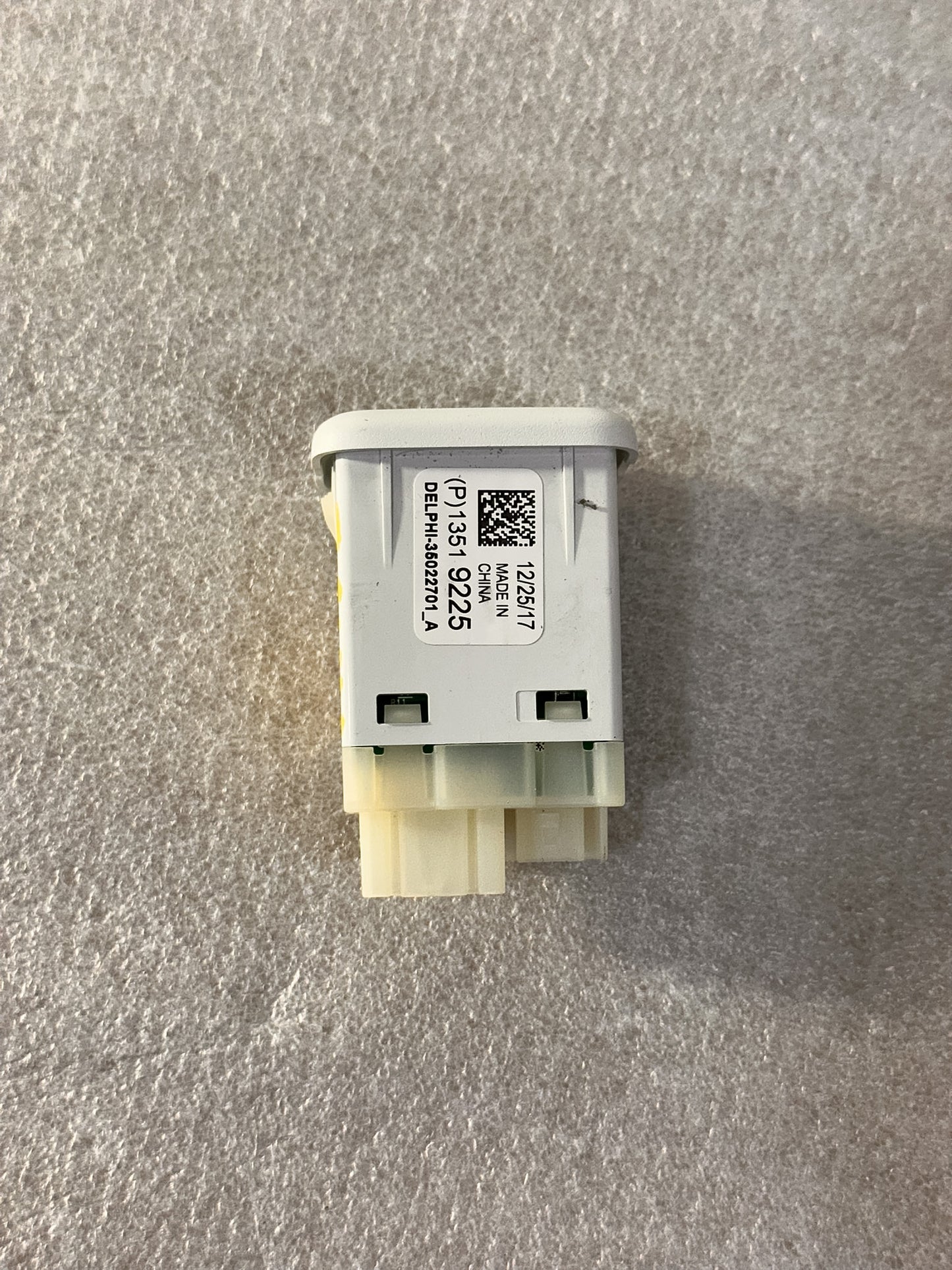 2019 Buick Envision White USB & Aux Plug Module For Center Console 13519225, 13509943, 23217326