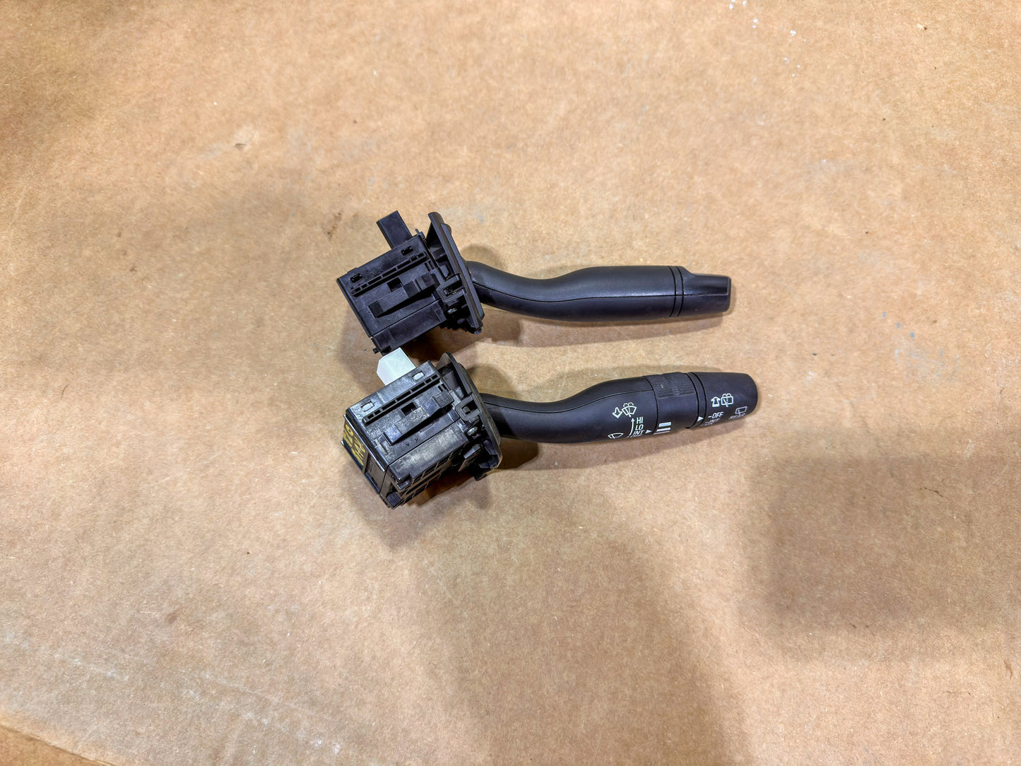 2016-2019 Chevrolet Cruze Headlight Turnsignal Control Switch 39043505 - view 3
