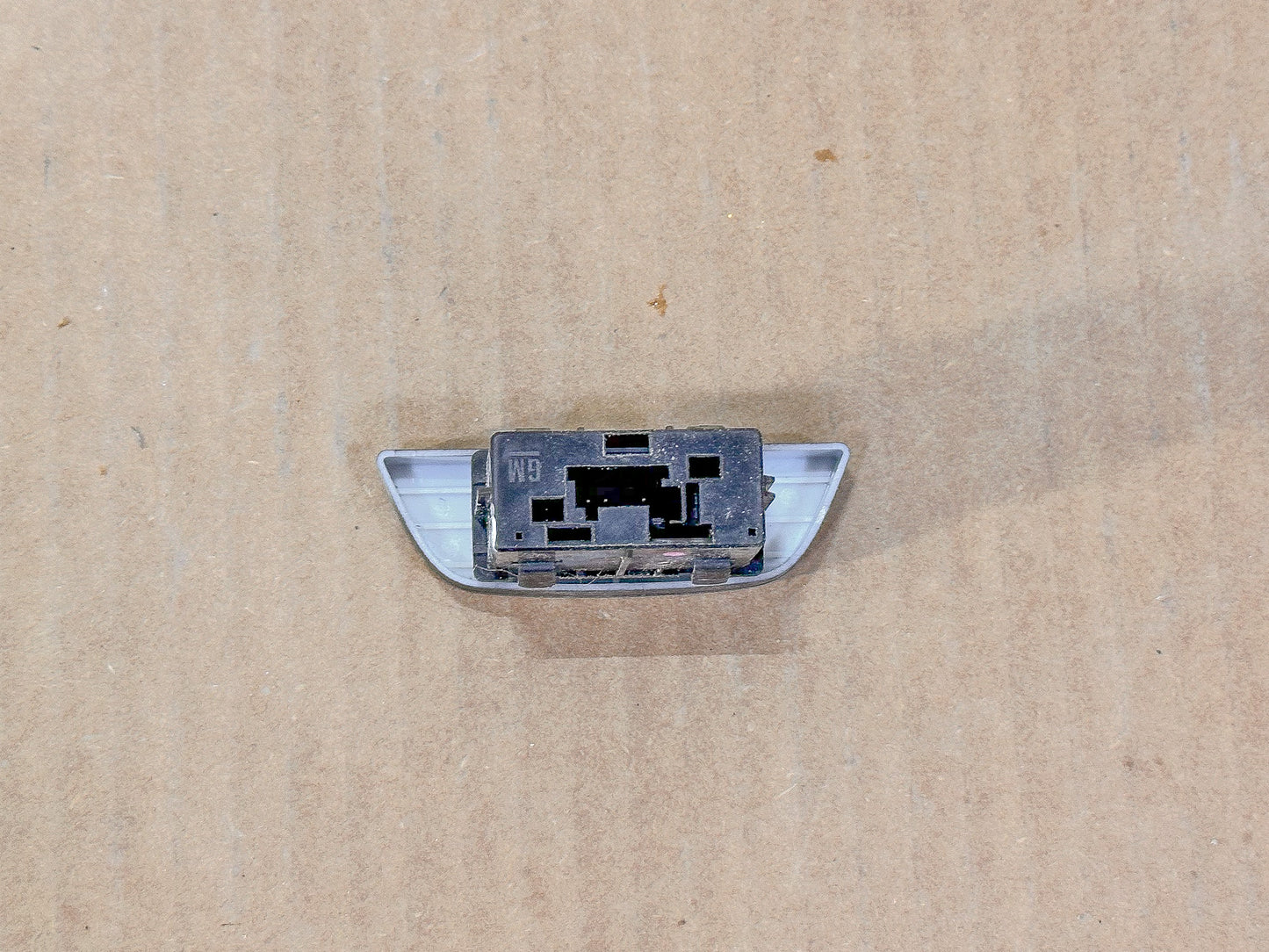 2018-2023 Chevrolet Equinox Hazard Warning Switch 13409820 - view 4