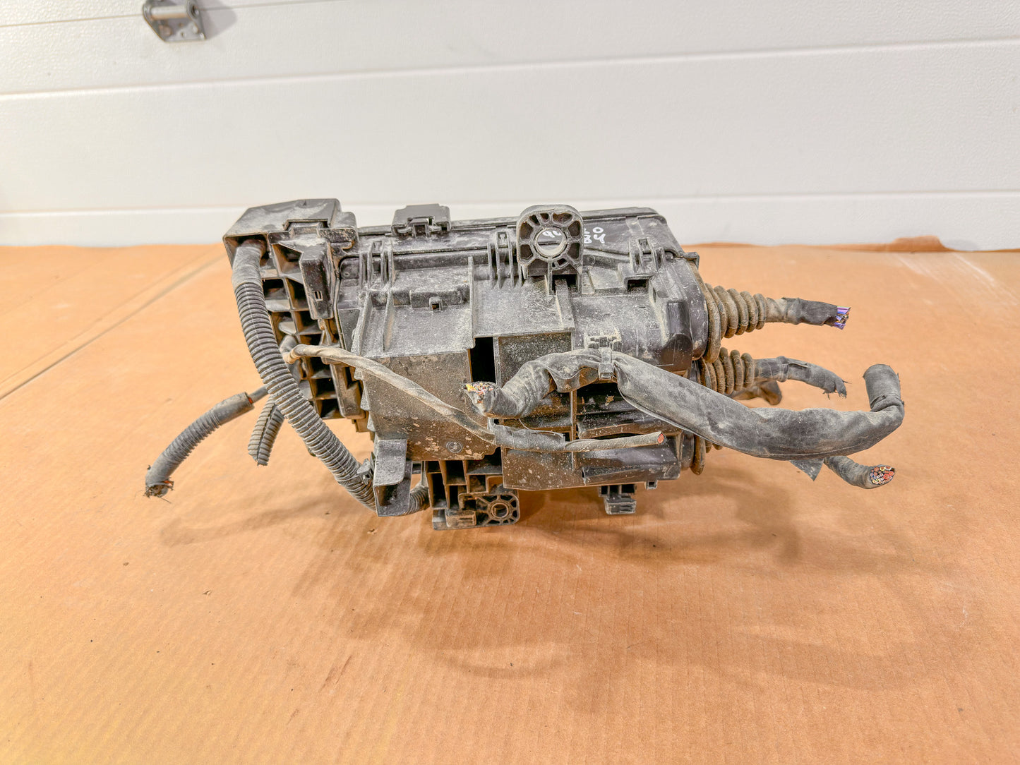 2018-2022 Chevrolet Equinox Fuse Relay Box Junction Block OEM 84809671, 84582318 - view 7