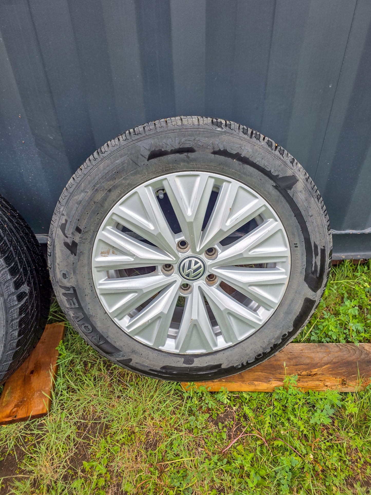 2019 VW Jetta Rim 16x6-1/2 (alloy), gray with tire 206 60 R16