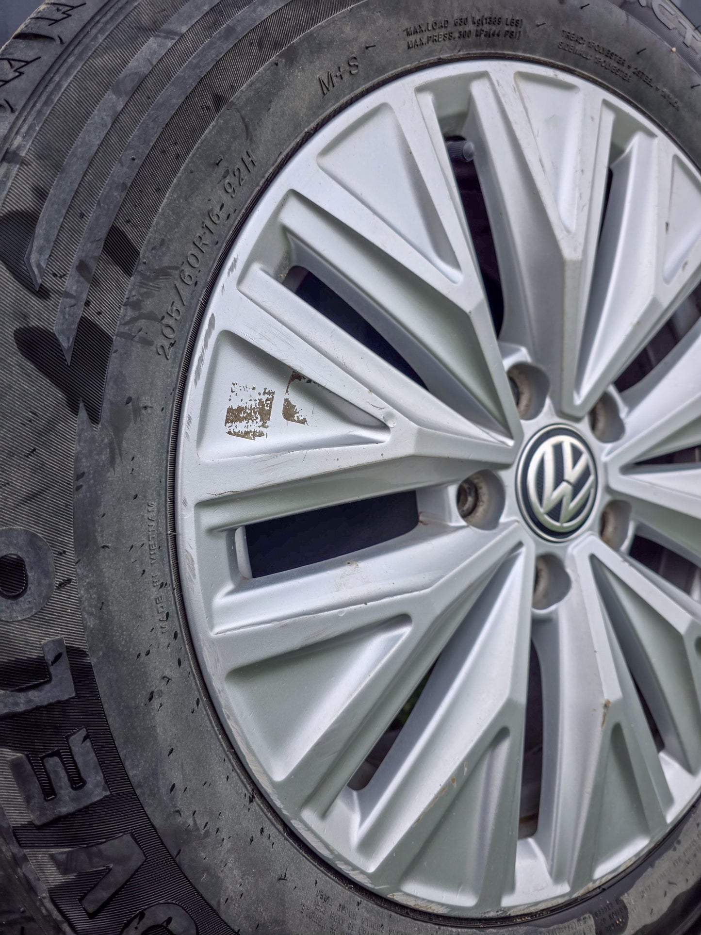 2019 VW Jetta Rim 16x6-1/2 (alloy), gray with tire 206 60 R16