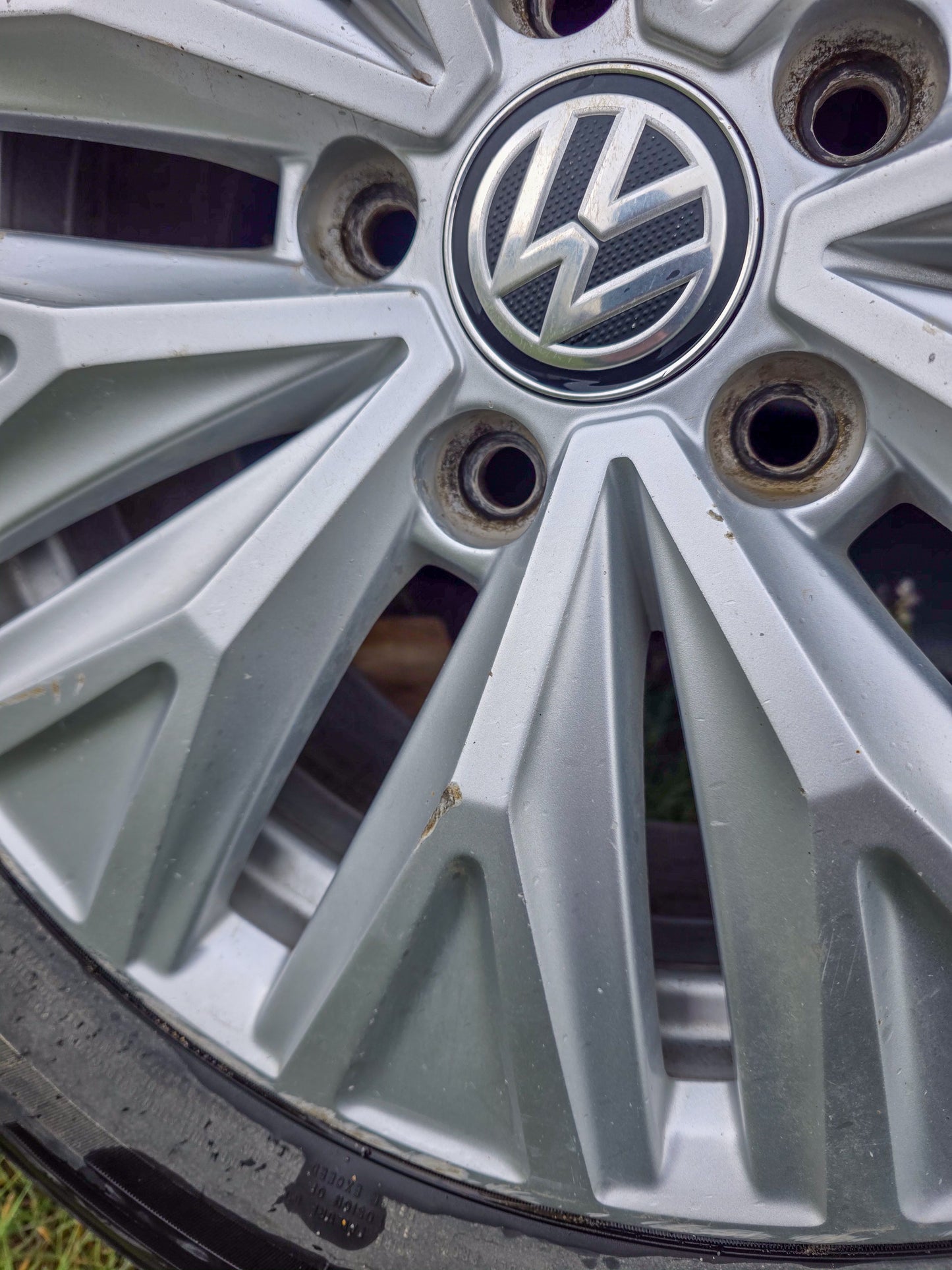 2019 VW Jetta Rim 16x6-1/2 (alloy), gray with tire 206 60 R16