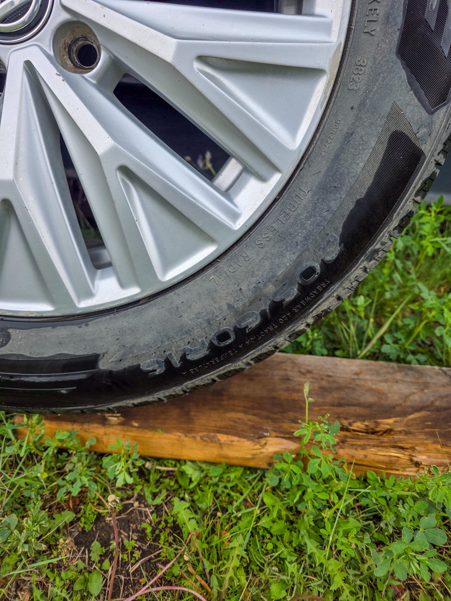 2019 VW Jetta Rim 16x6-1/2 (alloy), gray with tire 206 60 R16
