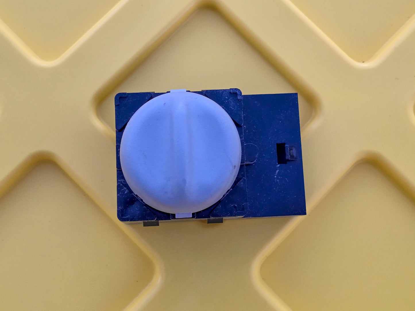 2018-2024 GMC Terrain Front Right Seat Lumbar Switch Denali 84477610, 84238224