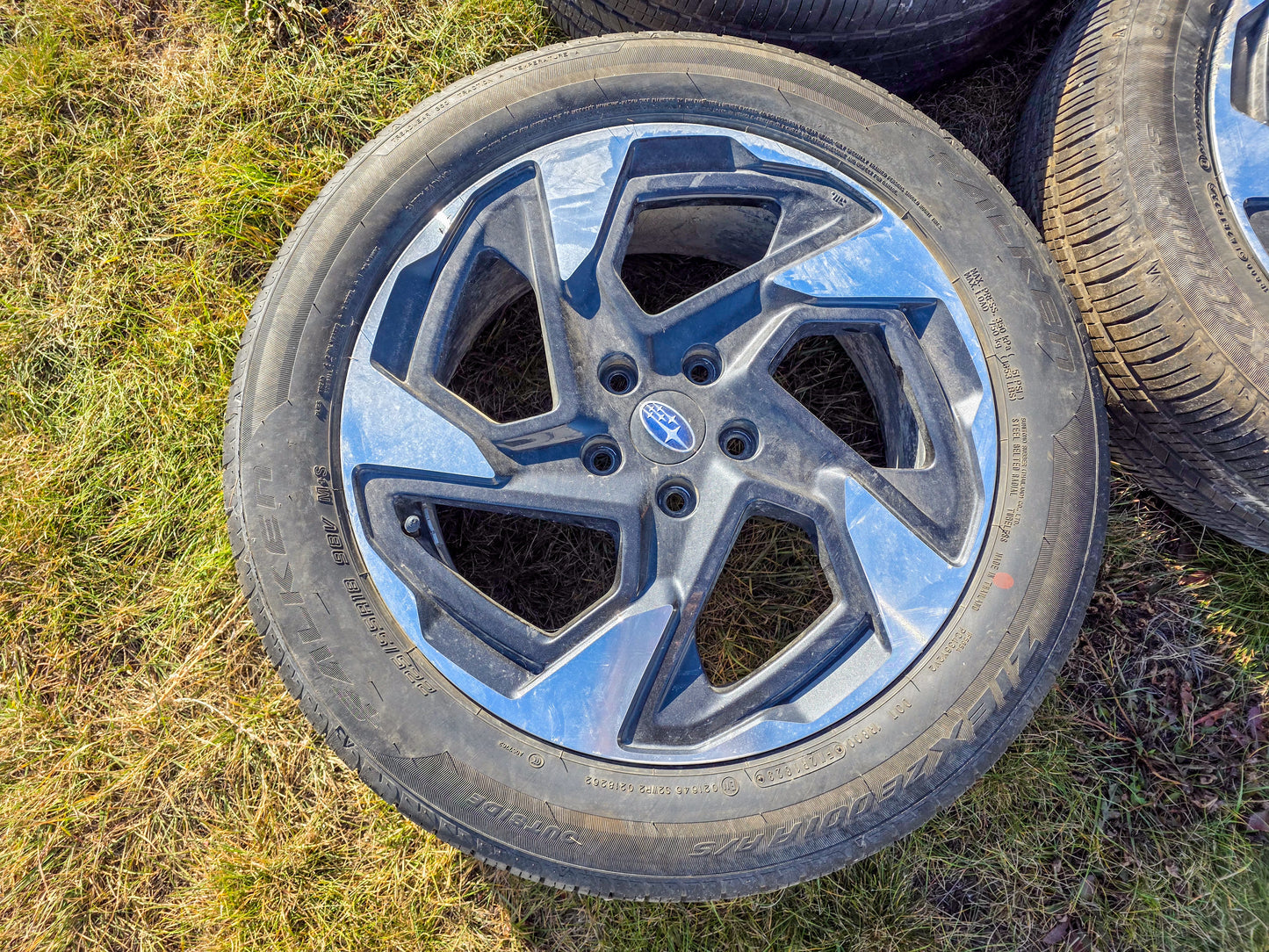 2024 Subaru Rim 18x7 (alloy), (angled spoke), machined face with painted pockets, with tire 225/55 R18 Wheel