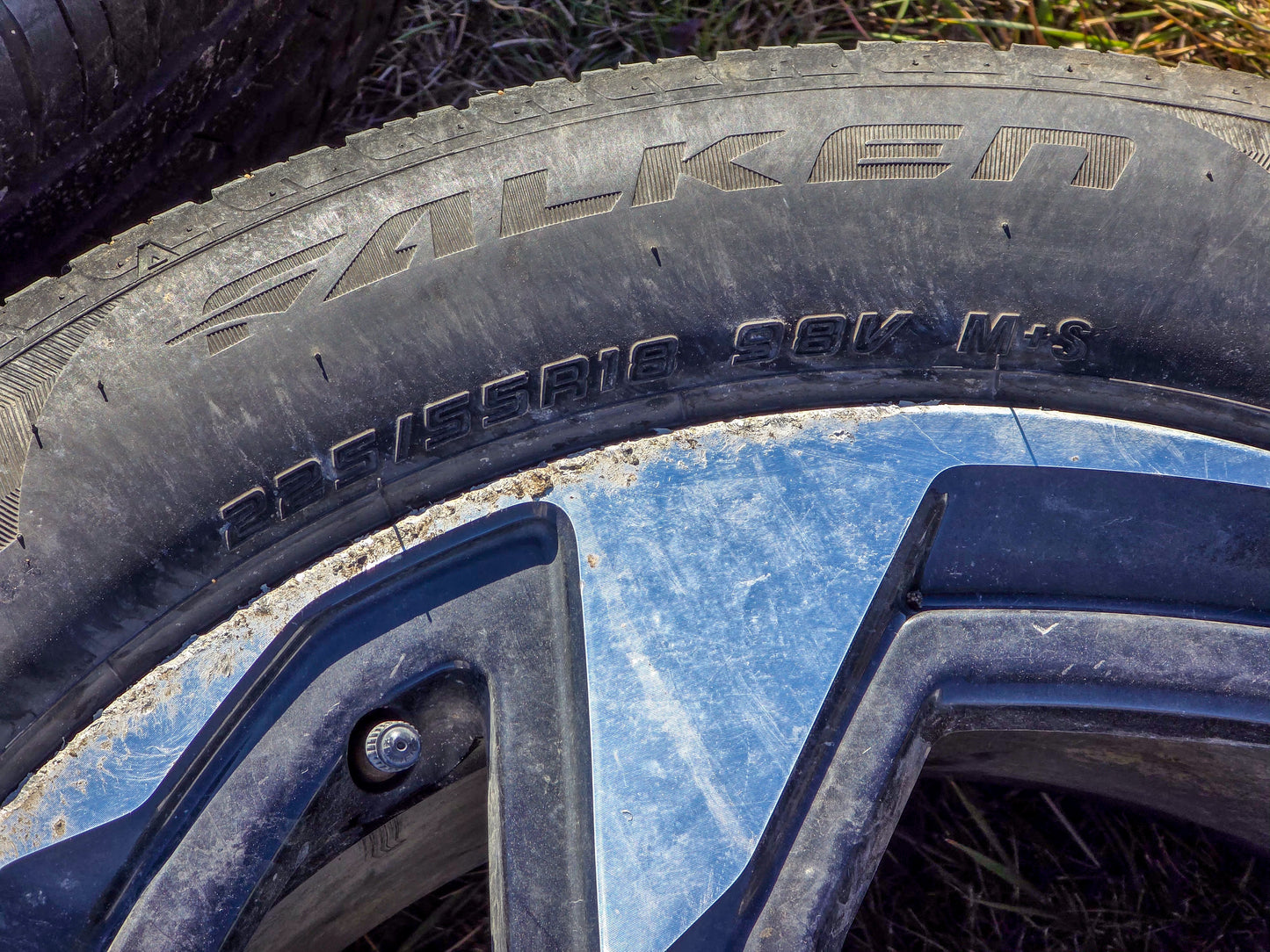 2024 Subaru Rim 18x7 (alloy), (angled spoke), machined face with painted pockets, with tire 225/55 R18 Wheel