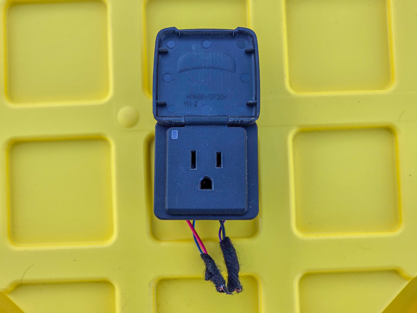 2018-2025 GMC Terrain Rear Center Console Power Outlet Socket Oem 84616753, 85054082, 23251092