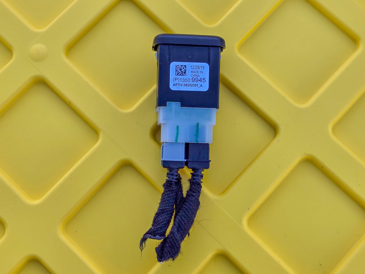 2016-2024 GMC Terrain Black Multimedia Receptacle 13509945, 13596853