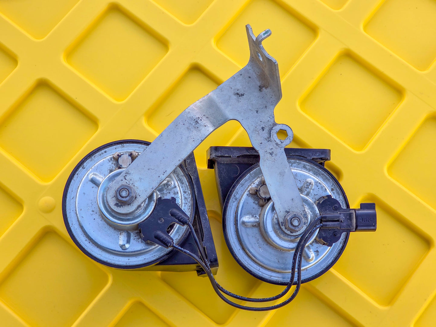 2018-2023 GMC Terrain Dual Horn 84334536, 84206565