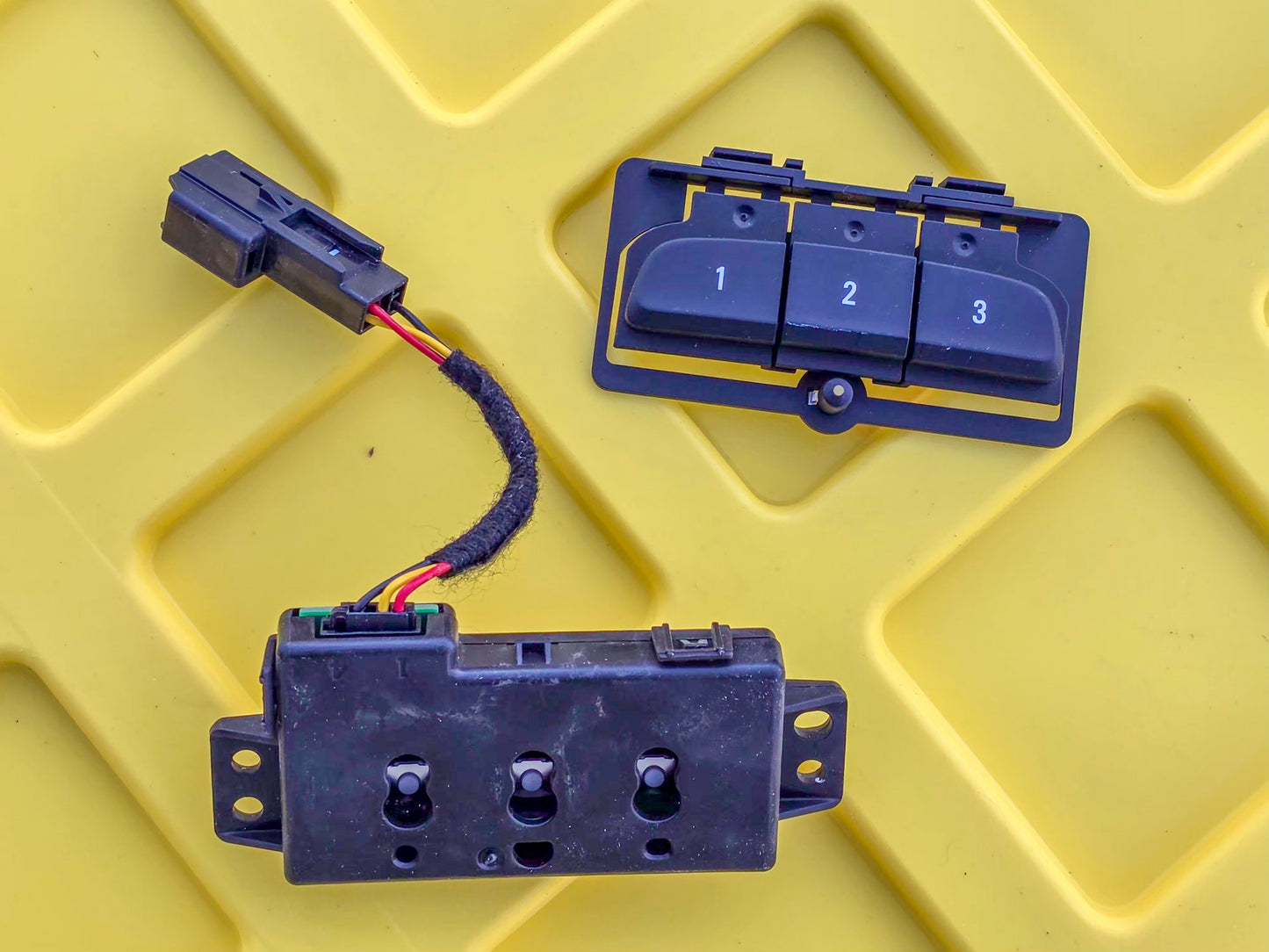 2015-2025 GMC Terrain Homelink Module. Garage Door Opener Transmitter 84084118