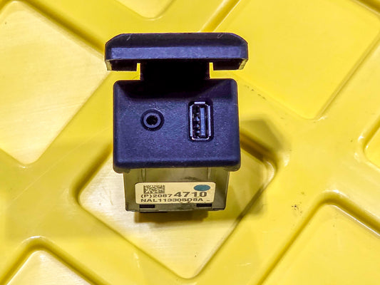 2014 Buick Encore Genuine GM USB + AUX Audio Input Socket Port 20874710