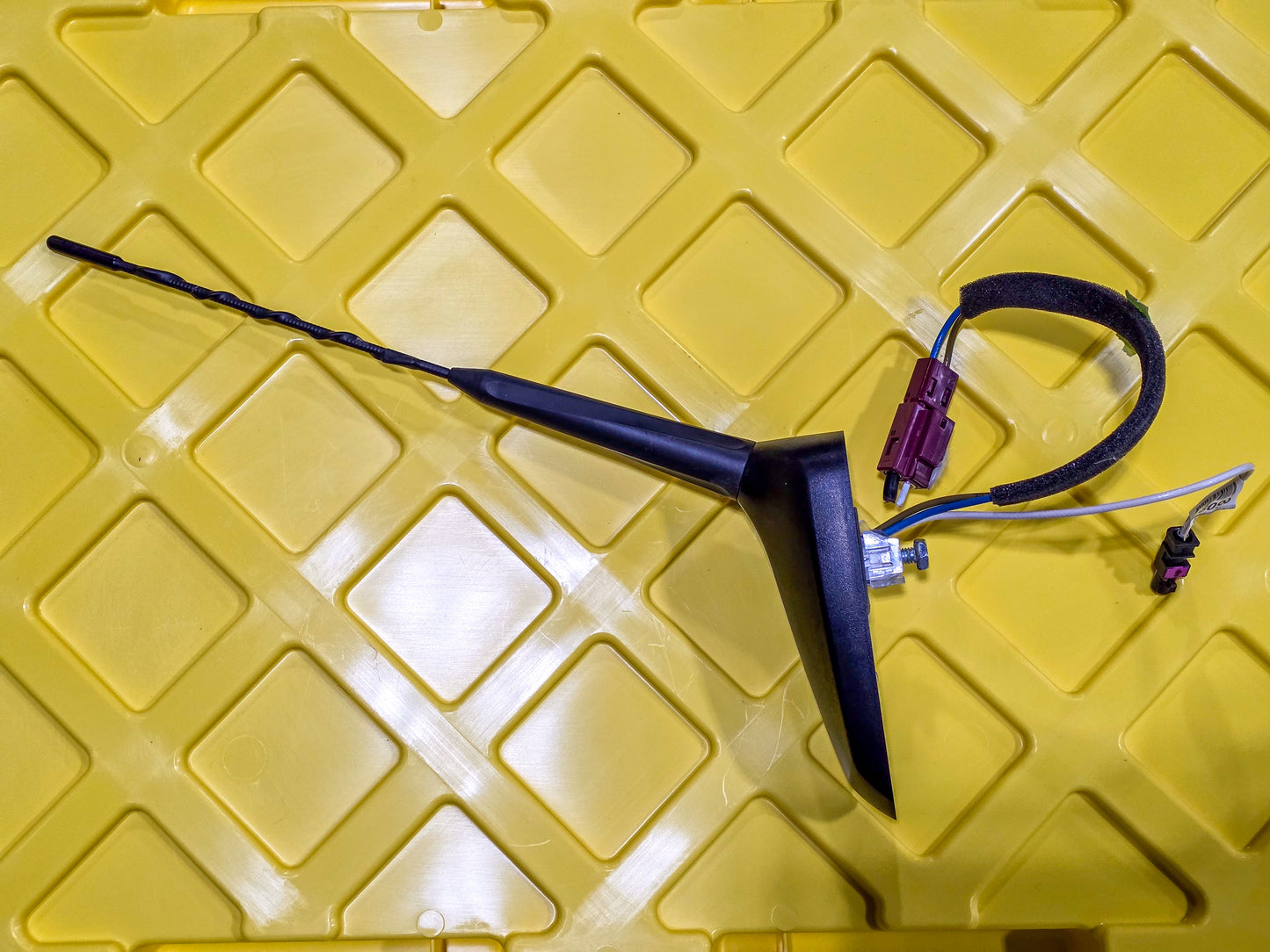 2013-2014 Buick Encore Roof Mounted Radio Antenna OEM 95318096