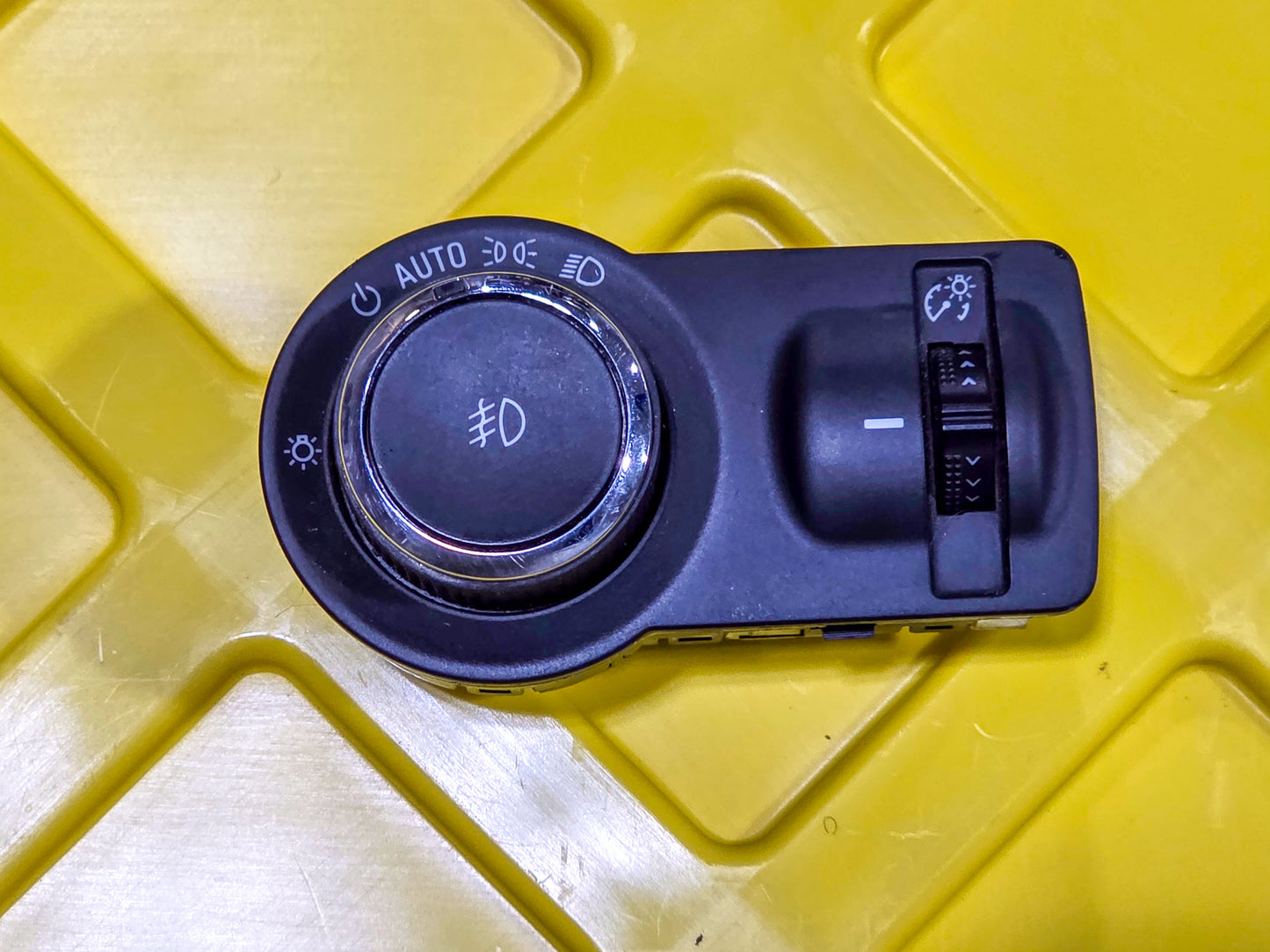2012-2016 Buick Encore Headlamp Switch w/Fogs OEM 95297028