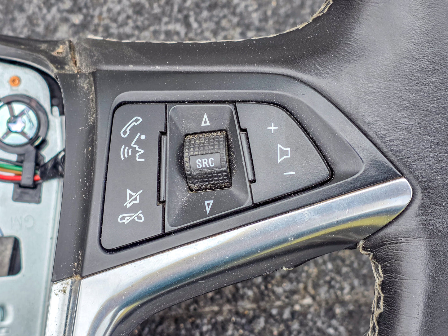 2014-2016 Buick Encore Steering Wheel With Switches Black 95388219,  95388222