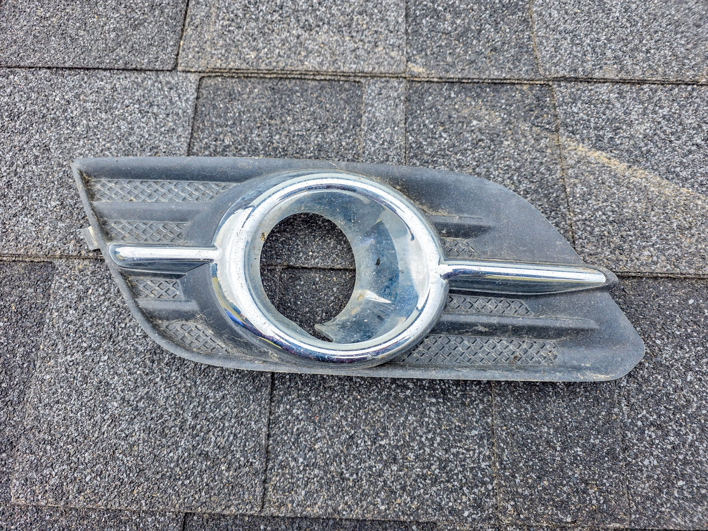 2013-2016 Buick Encore Fog Lamp Bezel Front Driver Left Side 95470234