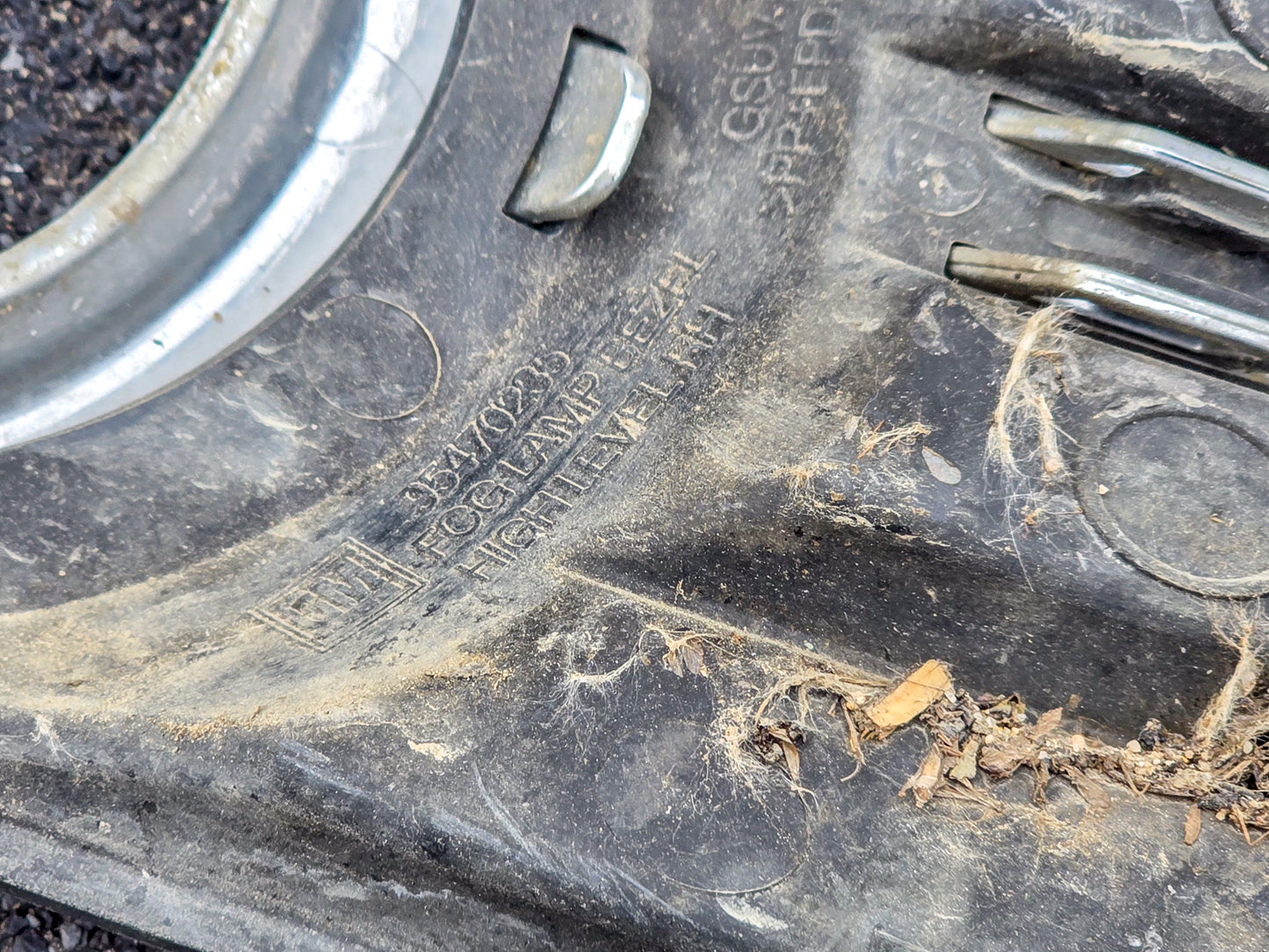 2013-2016 Buick Encore Fog Lamp Bezel Front Right Passenger Side 95470235