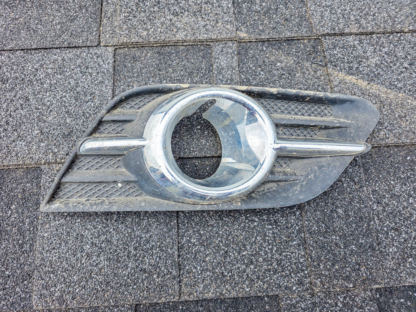 2013-2016 Buick Encore Fog Lamp Bezel Front Right Passenger Side 95470235