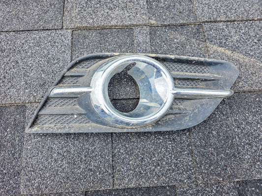 2013-2016 Buick Encore Fog Lamp Bezel Front Right Passenger Side 95470235