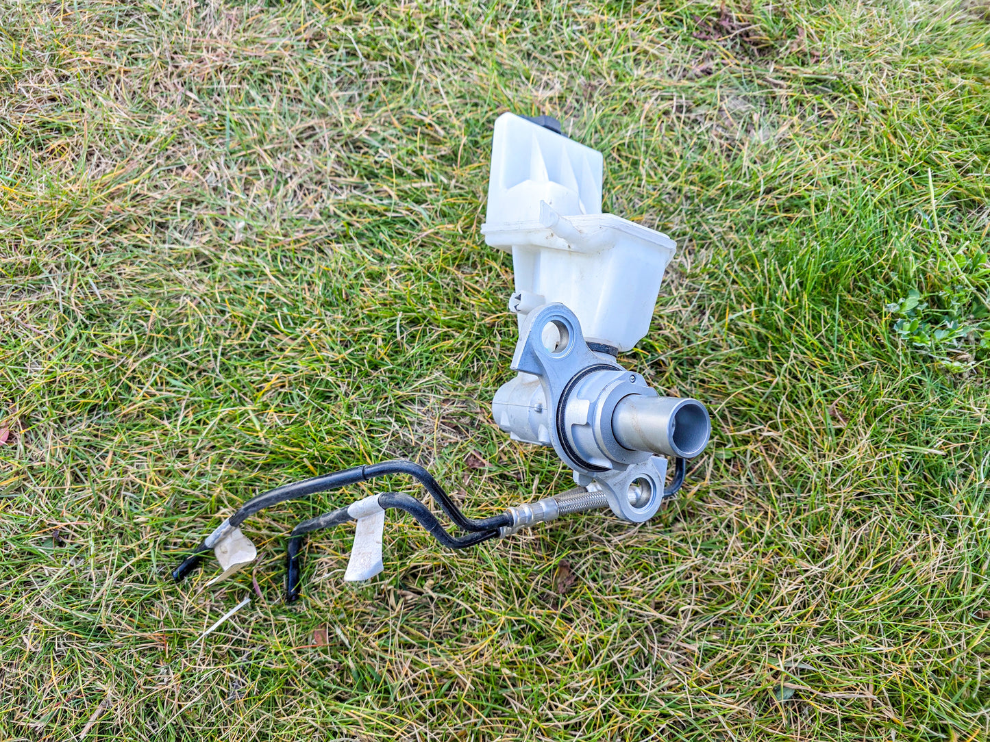 2018-2022 GMC Terrain Brake Master Cylinder and Reservoir Assembly 32670178