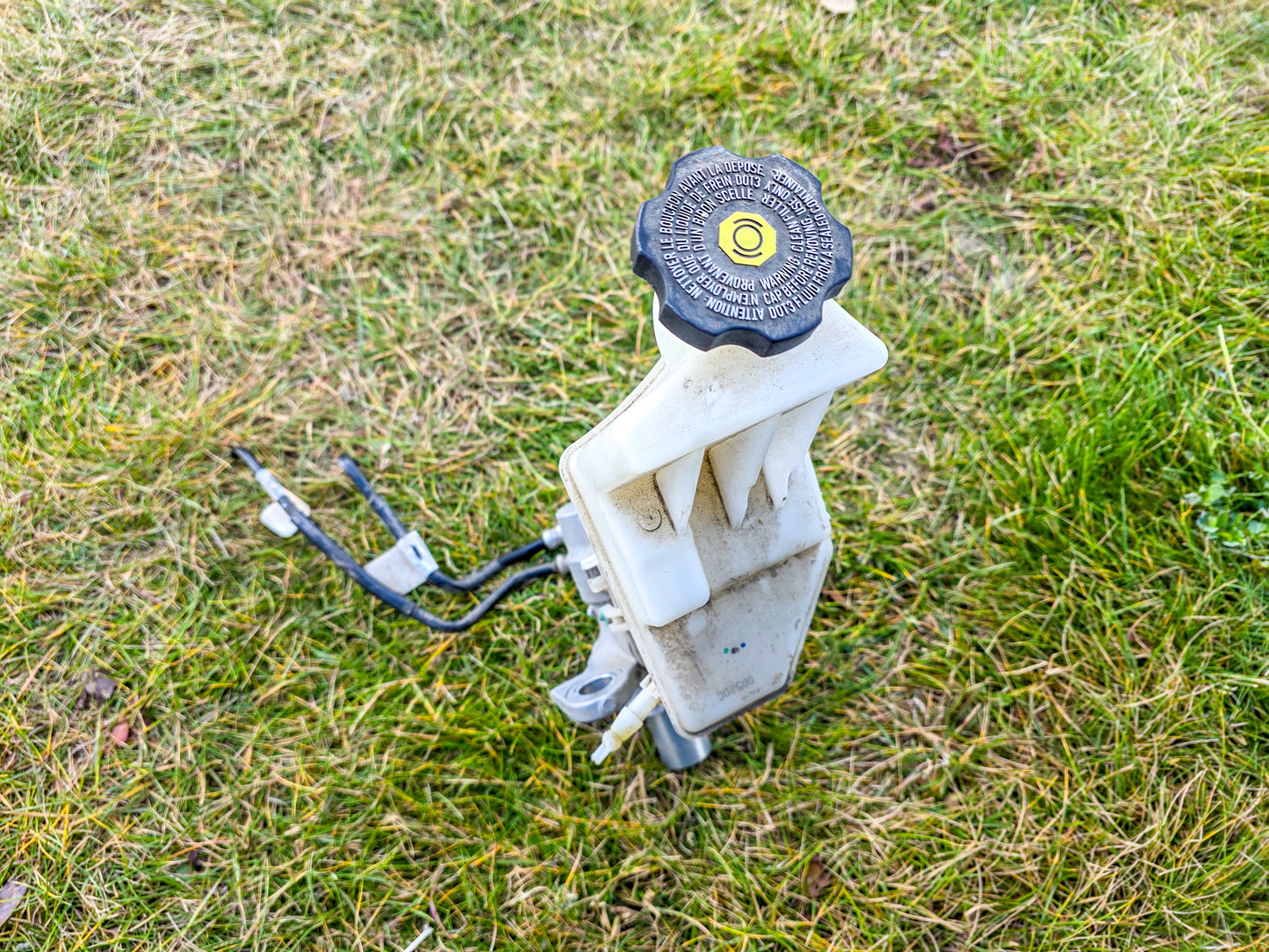 2018-2022 GMC Terrain Brake Master Cylinder and Reservoir Assembly 32670178