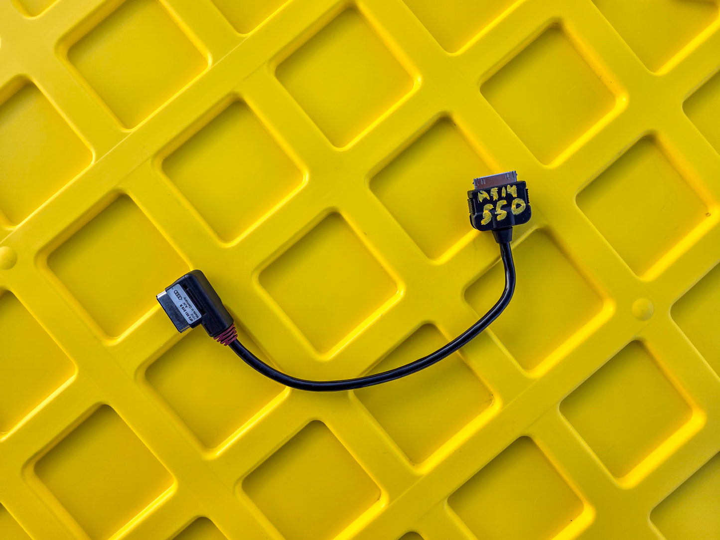 Genuine Audi A5 4F0051510R iPod iPhone 4 4S AMI Cable with authentication chip