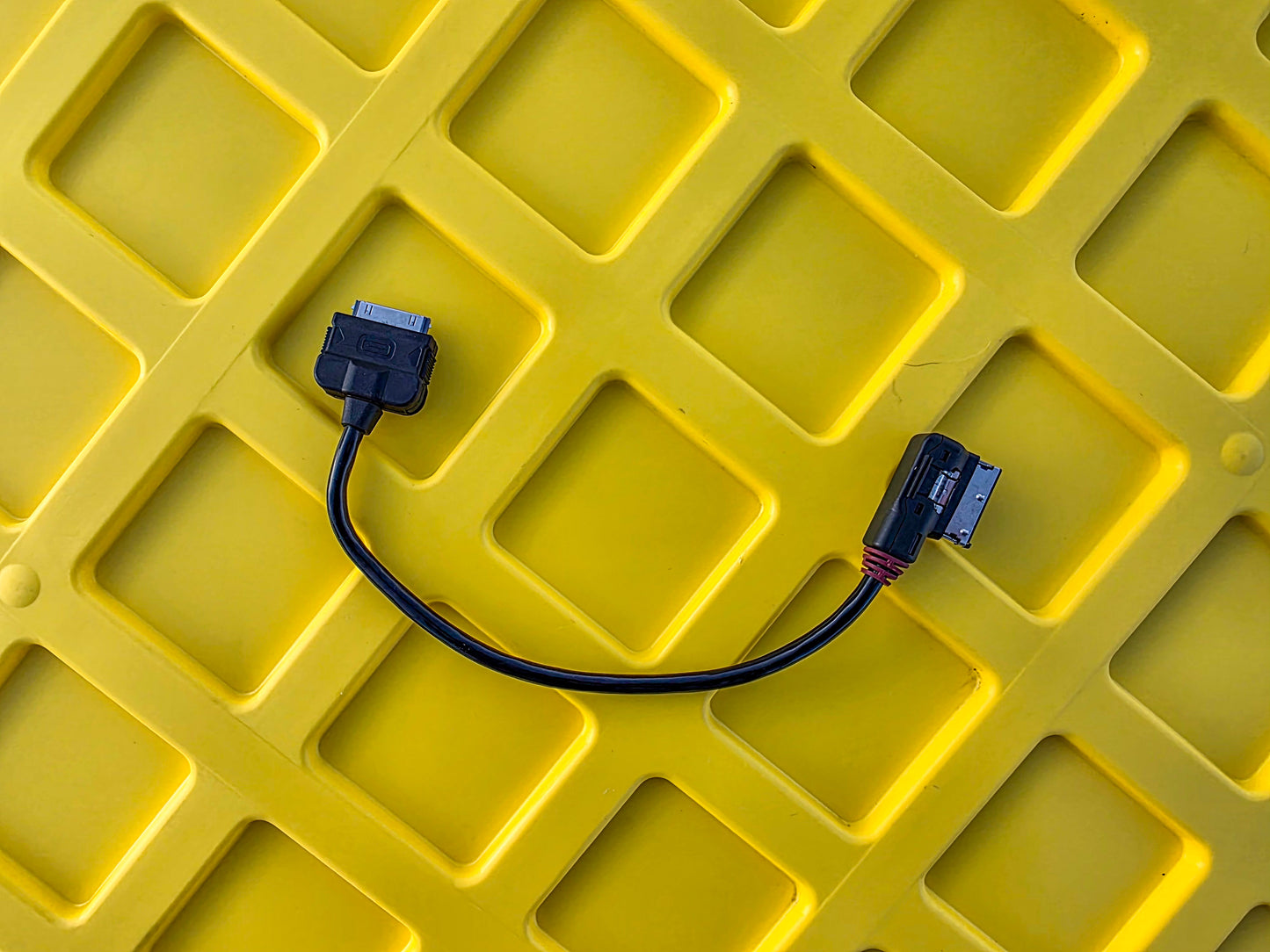 Genuine Audi A5 4F0051510R iPod iPhone 4 4S AMI Cable with authentication chip