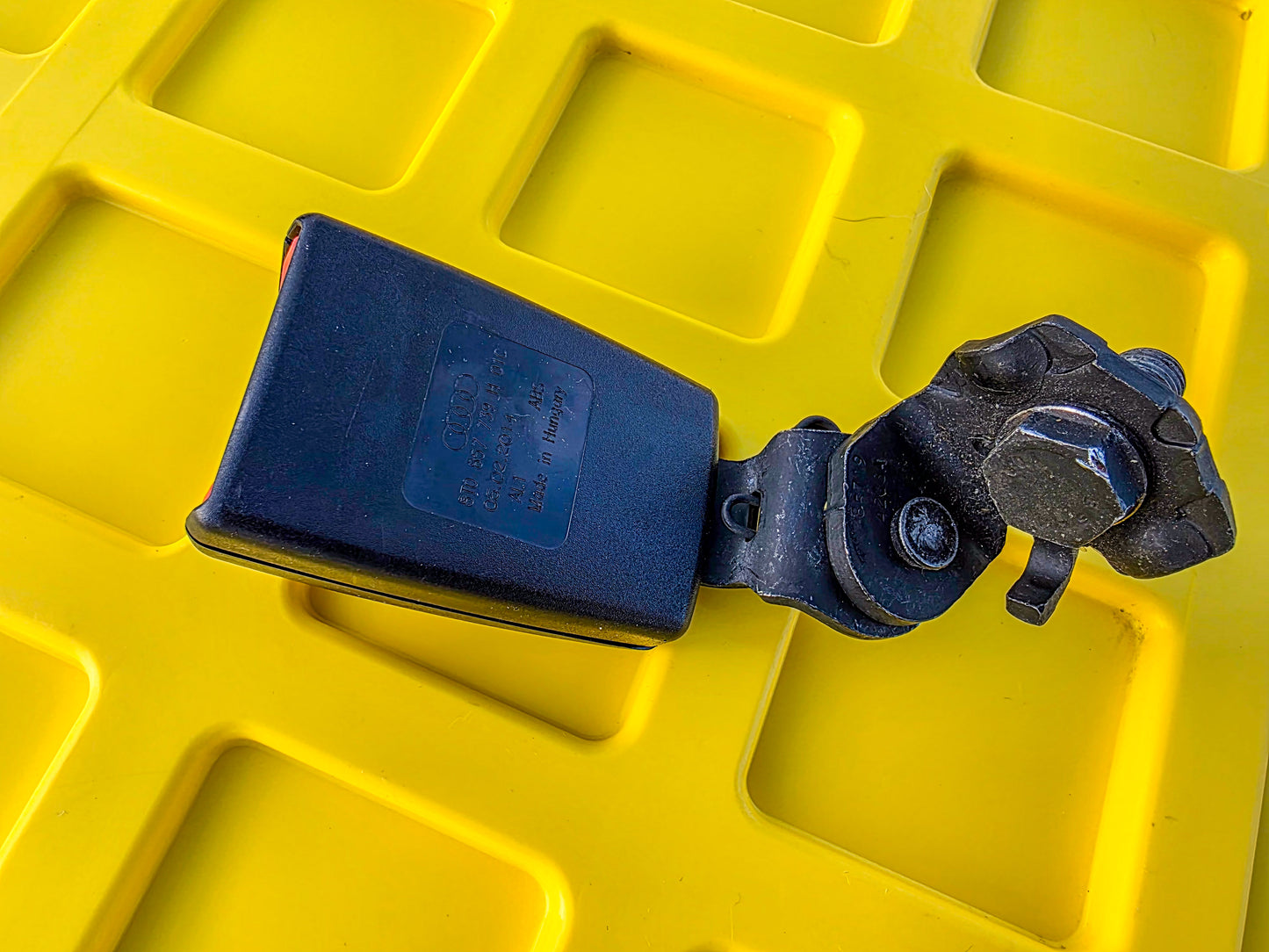 2008-2016 Audi A5 Rear Seat Belt Buckle / Receiver OEM 8T0857739H