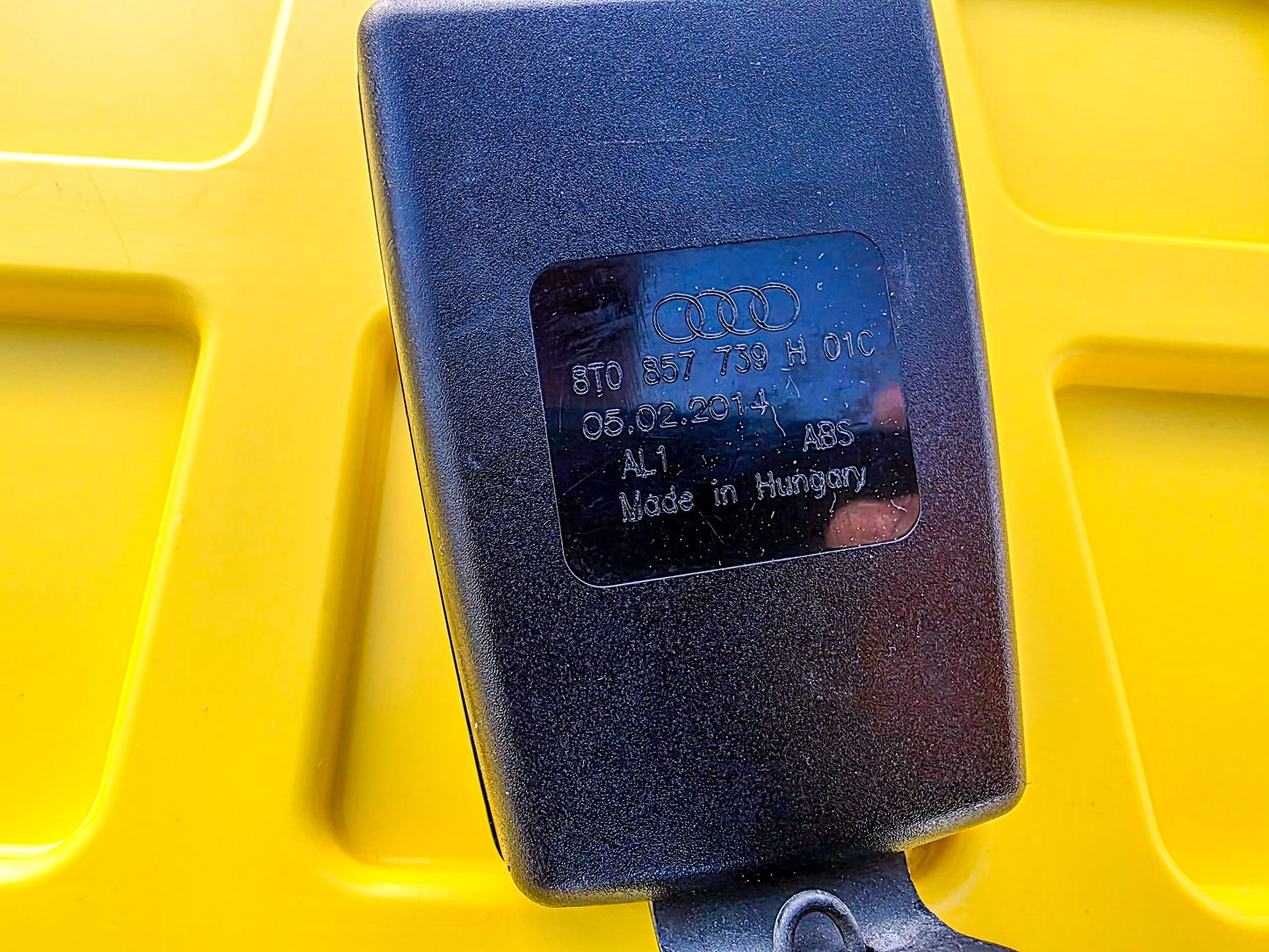 2008-2016 Audi A5 Rear Seat Belt Buckle / Receiver OEM 8T0857739H