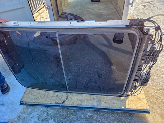 2018-2024 GMC Terrain Assembly Moonroof Panoramic Glass Panel Sunroof 84637398, 84411984, 84187585, 84234591
