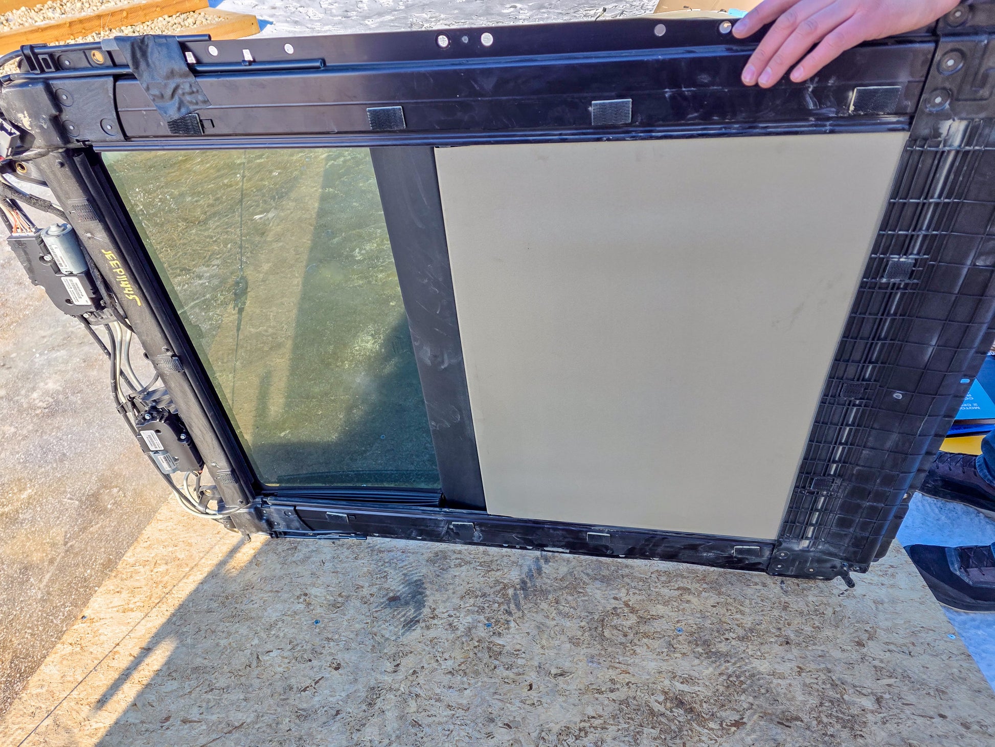 2011-2013 Jeep Grand Cherokee Assembly Moonroof Panoramic Glass Panel Sunroof 68081060AA, 68081060AB - view 2
