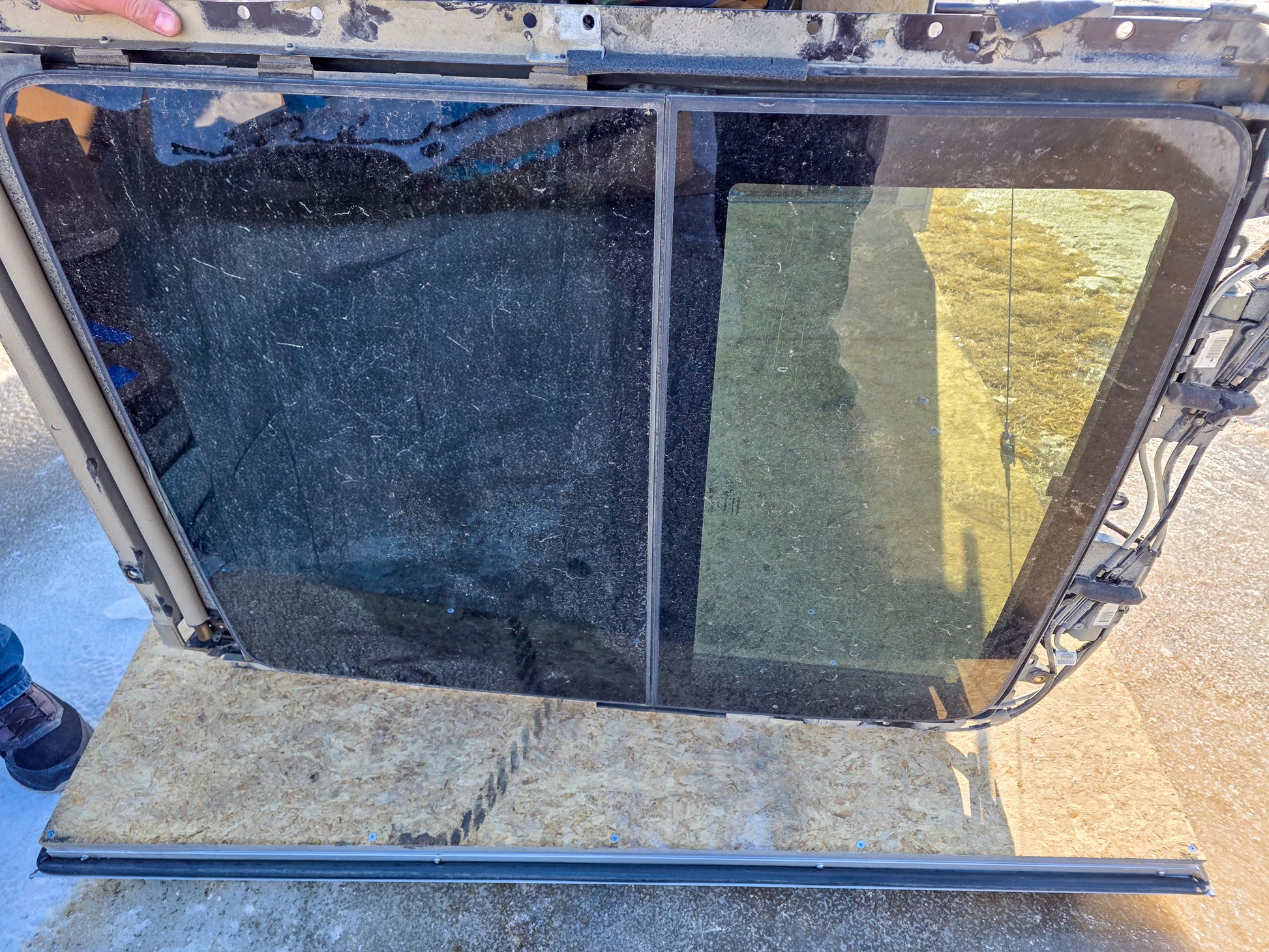 2011-2013 Jeep Grand Cherokee Assembly Moonroof Panoramic Glass Panel Sunroof 68081060AA, 68081060AB