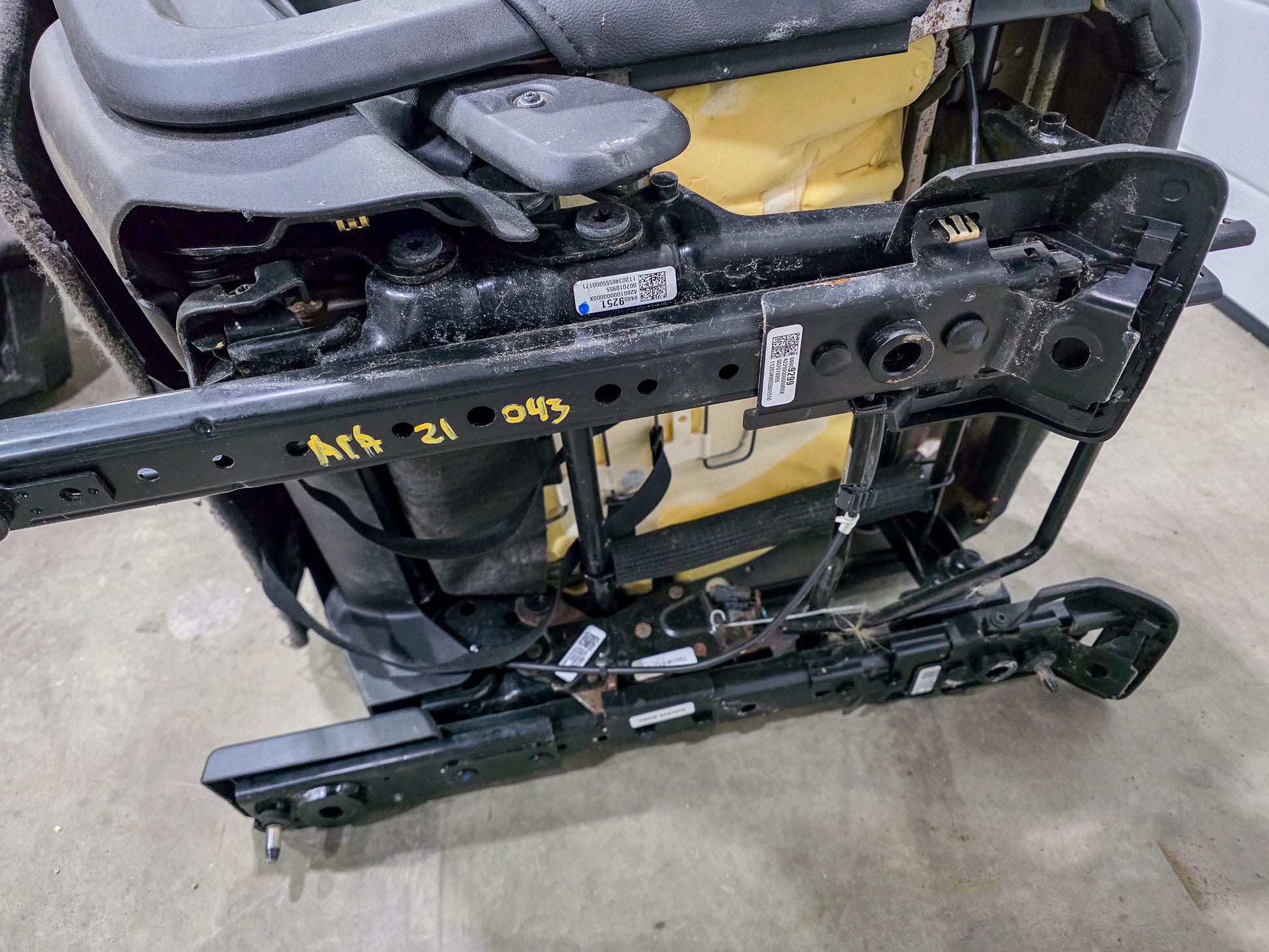 2020-2023 GMC Acadia Rear 2nd Row Right Passenger Side Seat Complete OEM 84809299, 84591473, 84684112, 84969670,  84995693, 84809251 - view 6