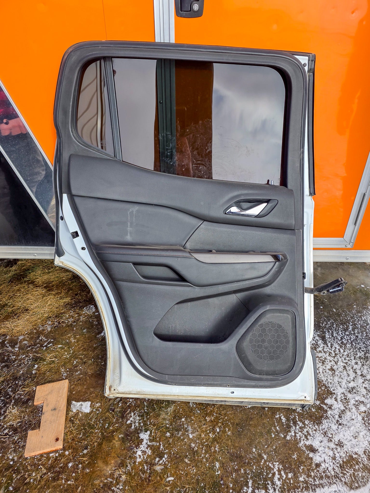 2017-2023 GMC Acadia Left Rear Driver Side Door Assembly 84560813, 23287558, 84081772, 84124432, 84408440, 84542294 - view 2