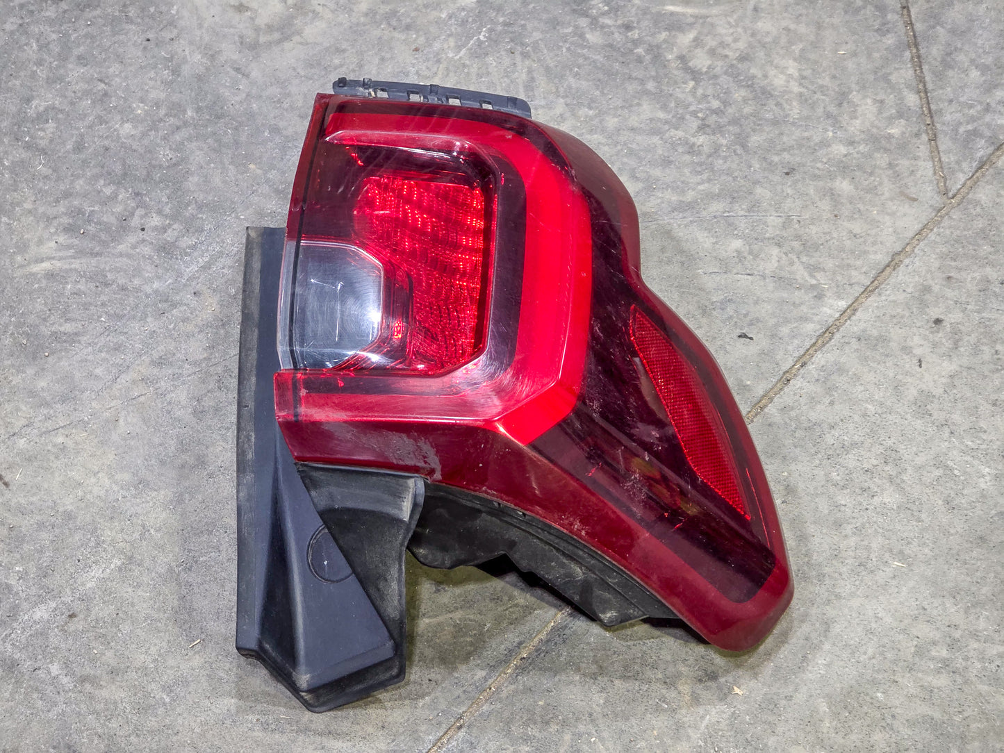 2020-2023 GMC Acadia Rear Driver Left Side Tail Light, Tail Lamp, Stop Lamp Combination OEM  84863046, 85150719,  84671829, 84709017, 84717915, 84746543, 84759031, 84791565, 84817347, 84863044 - view 3