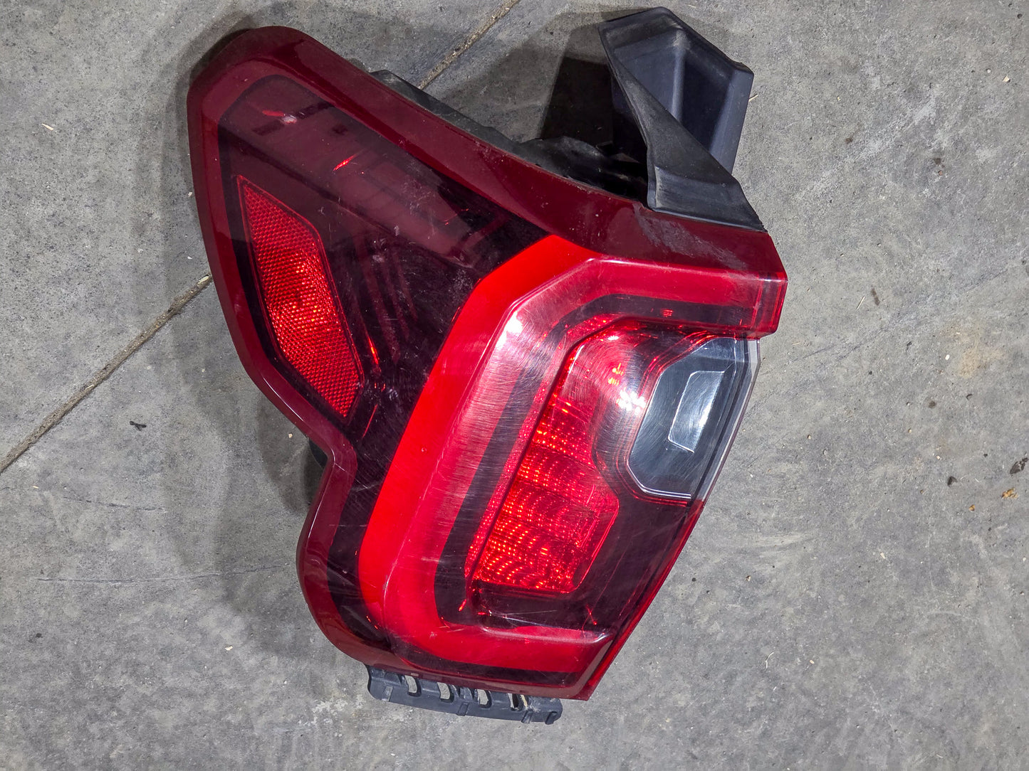 2020-2023 GMC Acadia Rear Driver Left Side Tail Light, Tail Lamp, Stop Lamp Combination OEM  84863046, 85150719,  84671829, 84709017, 84717915, 84746543, 84759031, 84791565, 84817347, 84863044
