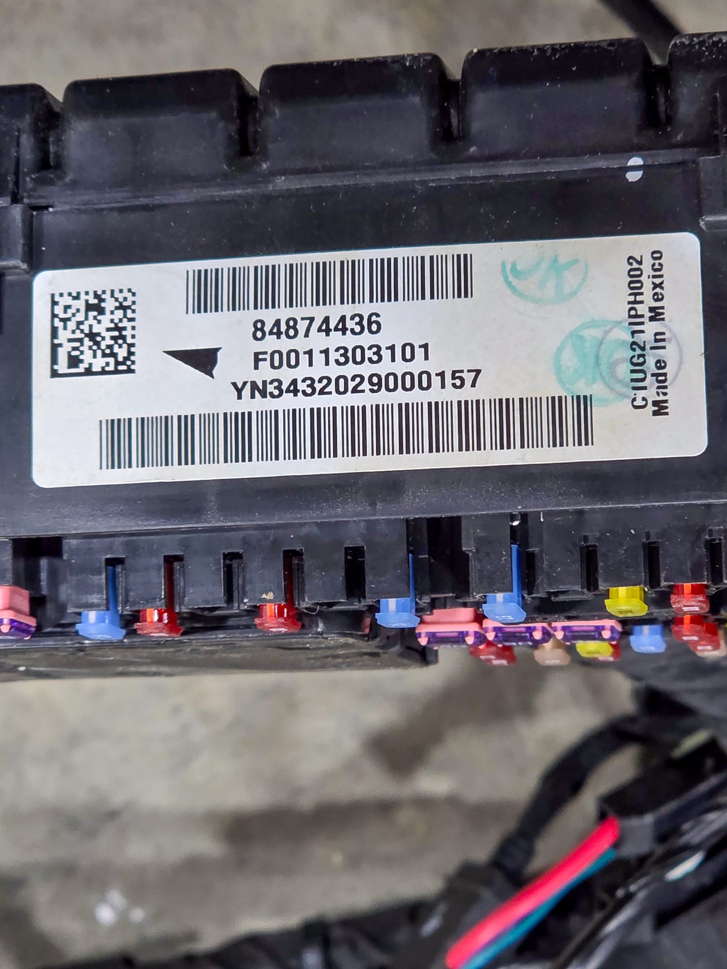2021 GMC Acadia  Front Dash Instrument Panel Wire Harness & Fuse Box OEM 84874436 - view 2