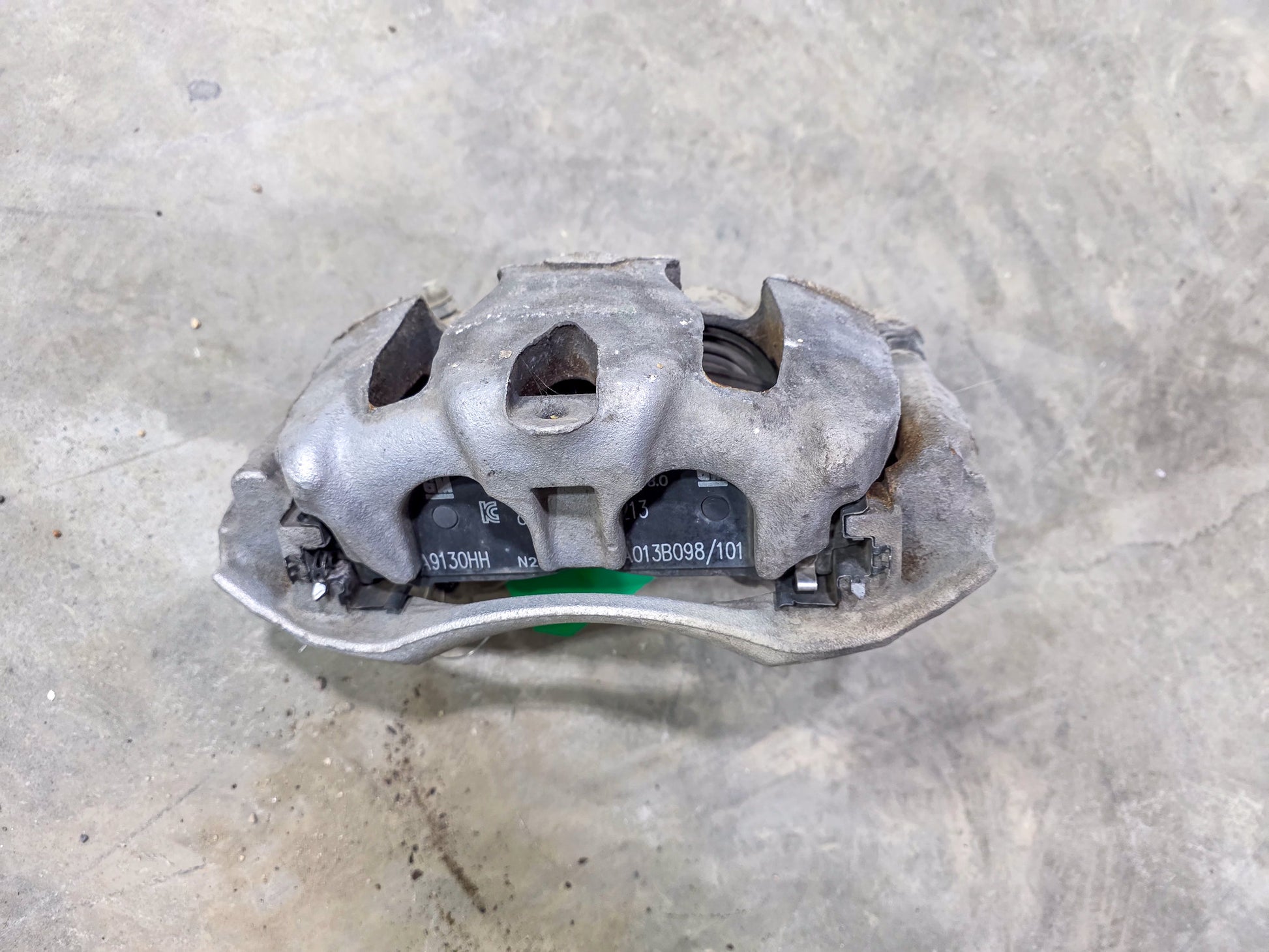 2020-2022 GMC Acadia Front Passenger Right Side Brake Caliper Assembly  84483545, 13542337 - view 2