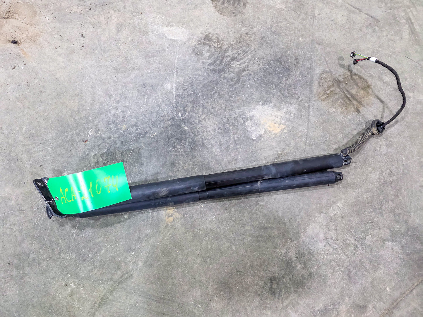 2017-2023 GMC Acadia Liftgate Support Strut Left and Right Liftgate Lift Cylinders 84606444