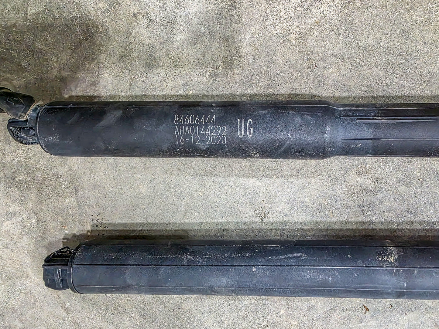 2017-2023 GMC Acadia Liftgate Support Strut Left and Right Liftgate Lift Cylinders 84606444 - view 2