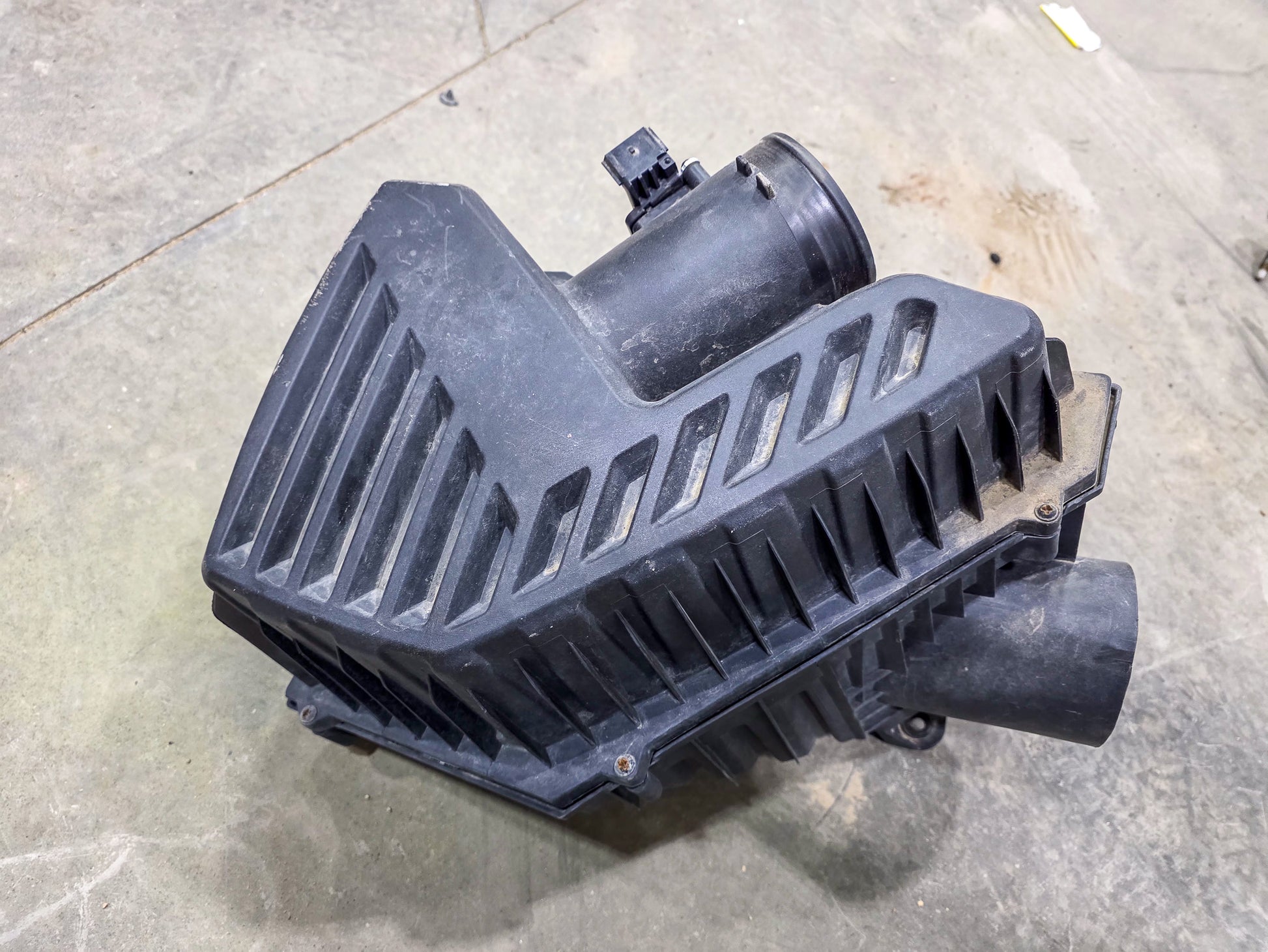 2017-2025 GMC Acadia  Air Intake Cleaner Filter Box Housing  OEM 23100541 - view 5