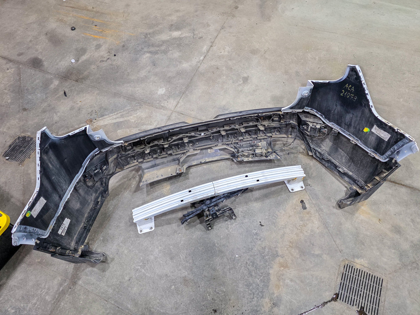 2020-2021 GMC Acadia REAR BUMPER Assembly BACK 84769843, 84261221, 84815619, 84815618, 84842837, 84842846, 84603025, 84931850 - view 6