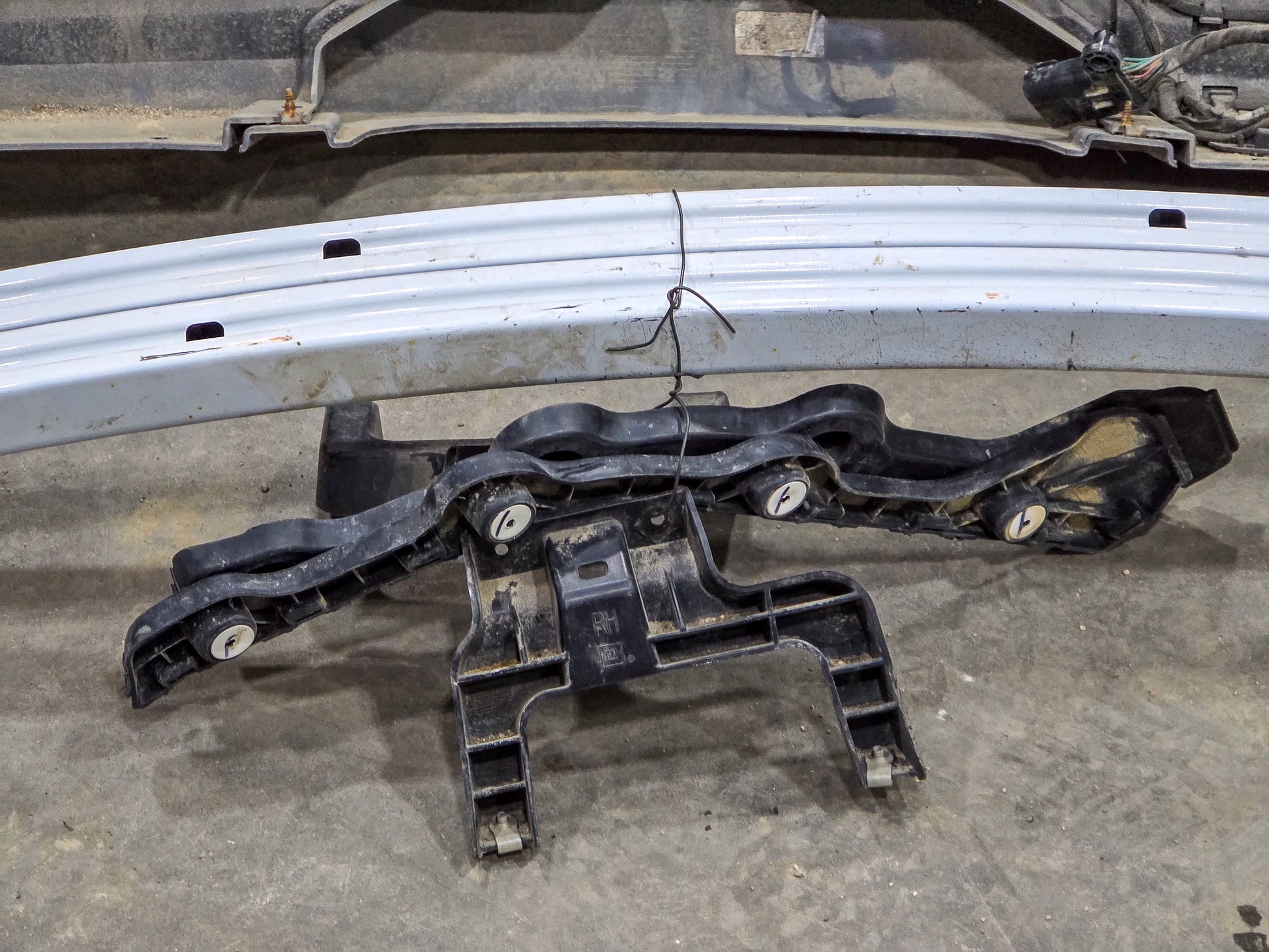 2020-2021 GMC Acadia REAR BUMPER Assembly BACK 84769843, 84261221, 84815619, 84815618, 84842837, 84842846, 84603025, 84931850 - view 7