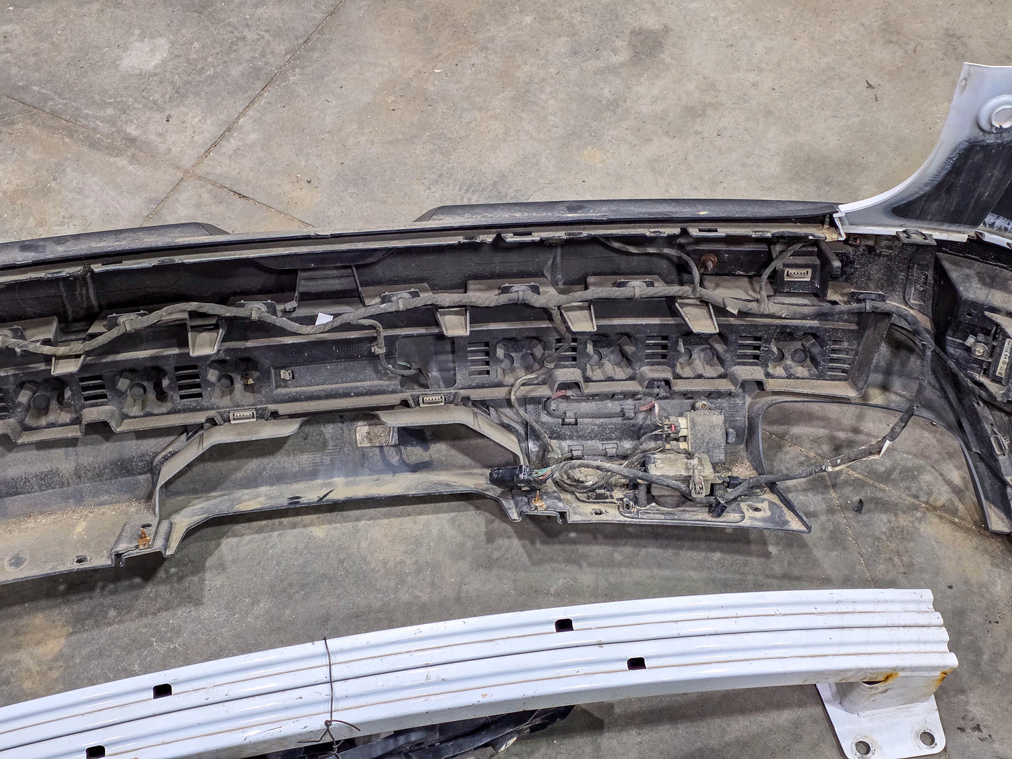 2020-2021 GMC Acadia REAR BUMPER Assembly BACK 84769843, 84261221, 84815619, 84815618, 84842837, 84842846, 84603025, 84931850 - view 9